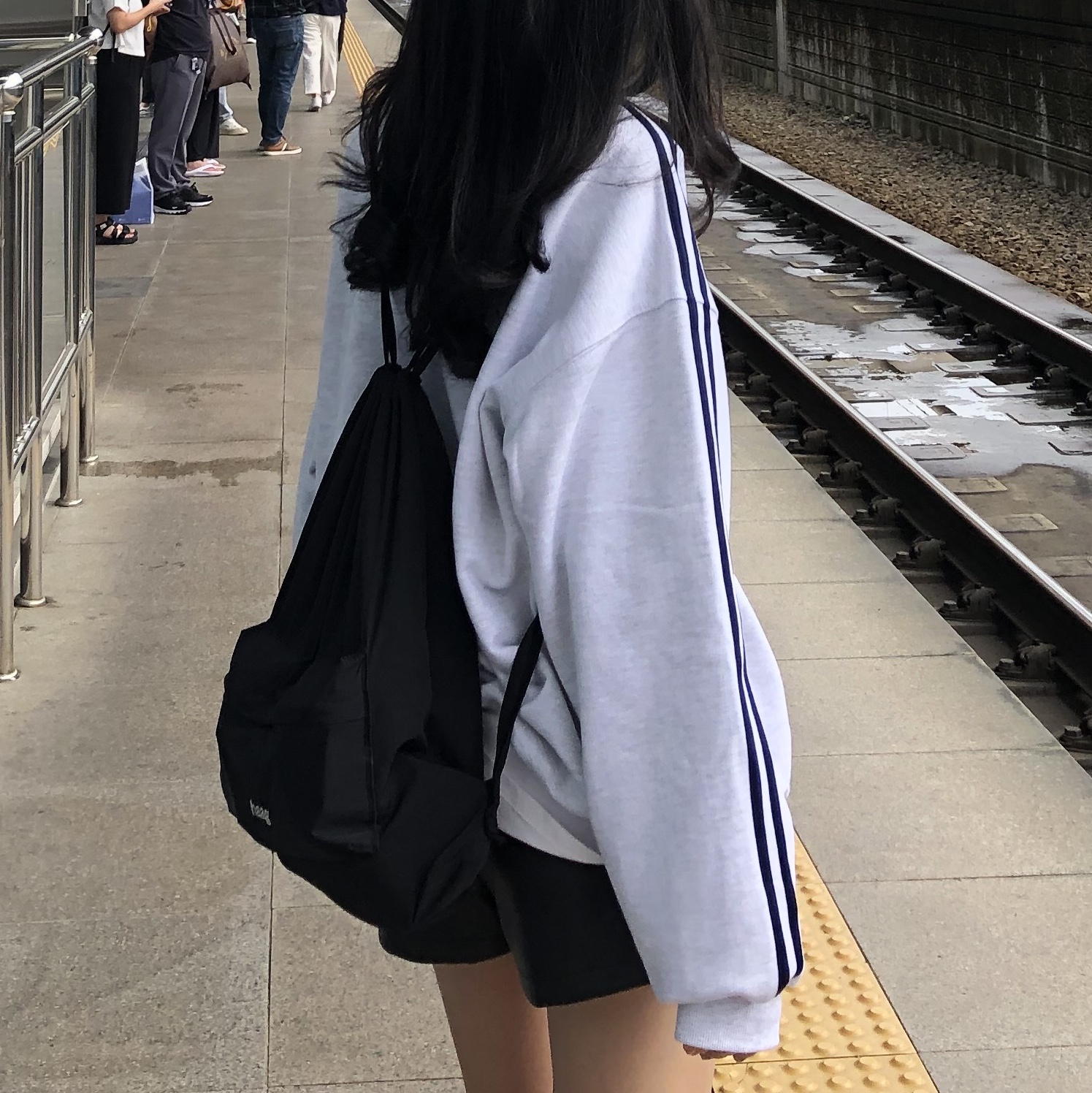 Haag String Backpack Black 착용 스타일 - 2