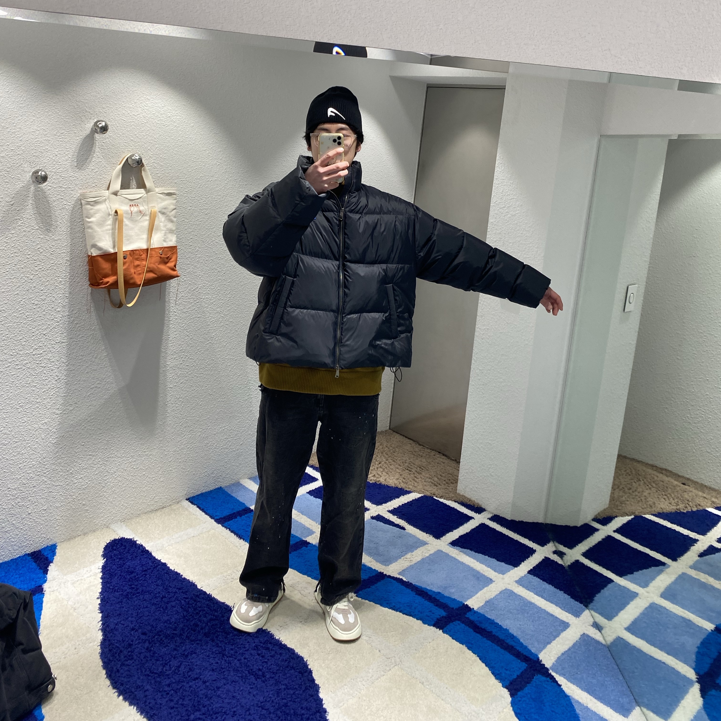 Ader Error Sig; TRS/BL Tag Puffer Jacket 01 Noir, Ader Error Sig; TRS Tag Puffer Jacket 01 Z-Blue 착용 스타일 - 5