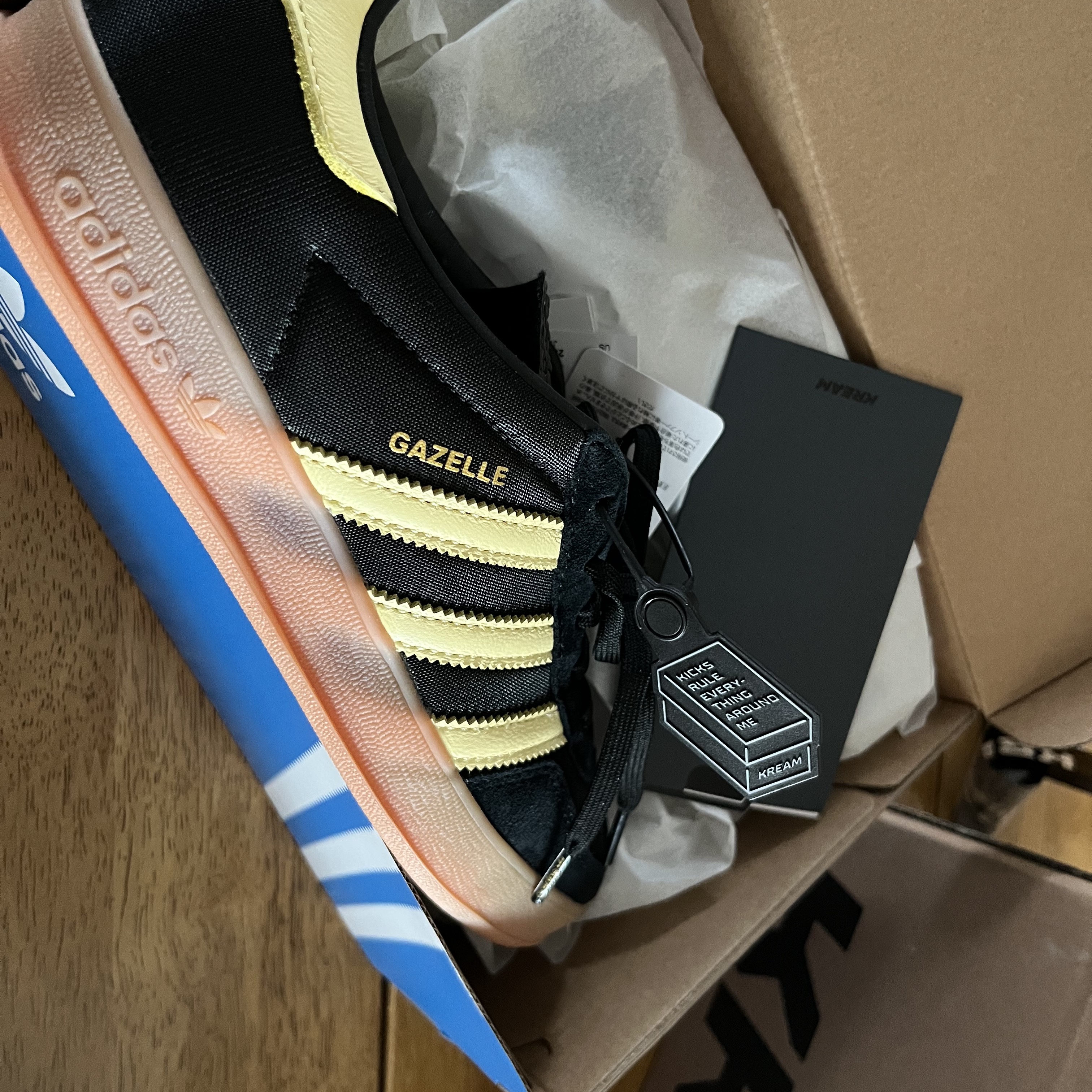 Adidas Gazelle Indoor Core Black Almost Yellow Gum 착용 스타일 - 2