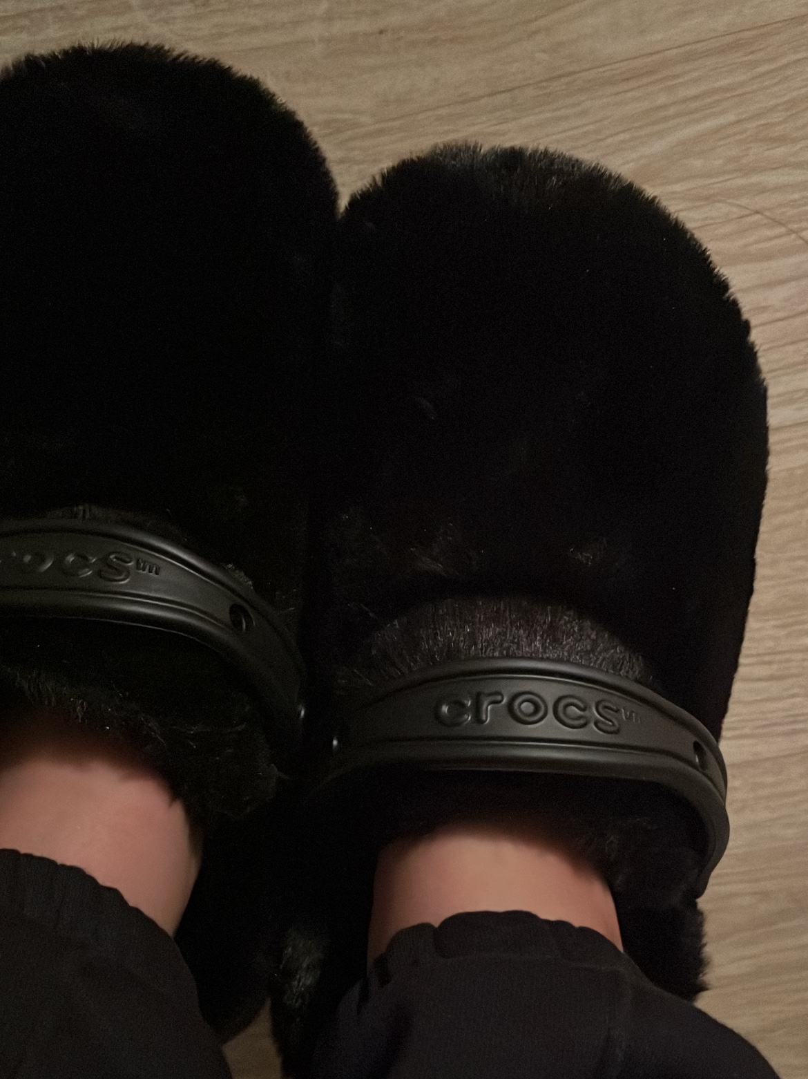 Crocs Classic Fur Sure Clog Black 착용 스타일