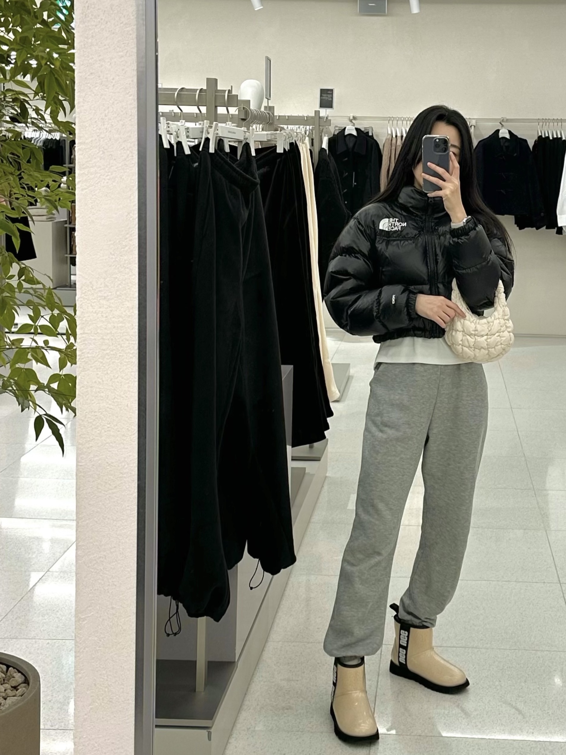 (W) The North Face Nuptse Short Jacket TNF Black, COS Quilted Micro Bag Off White 착용 스타일 - 4