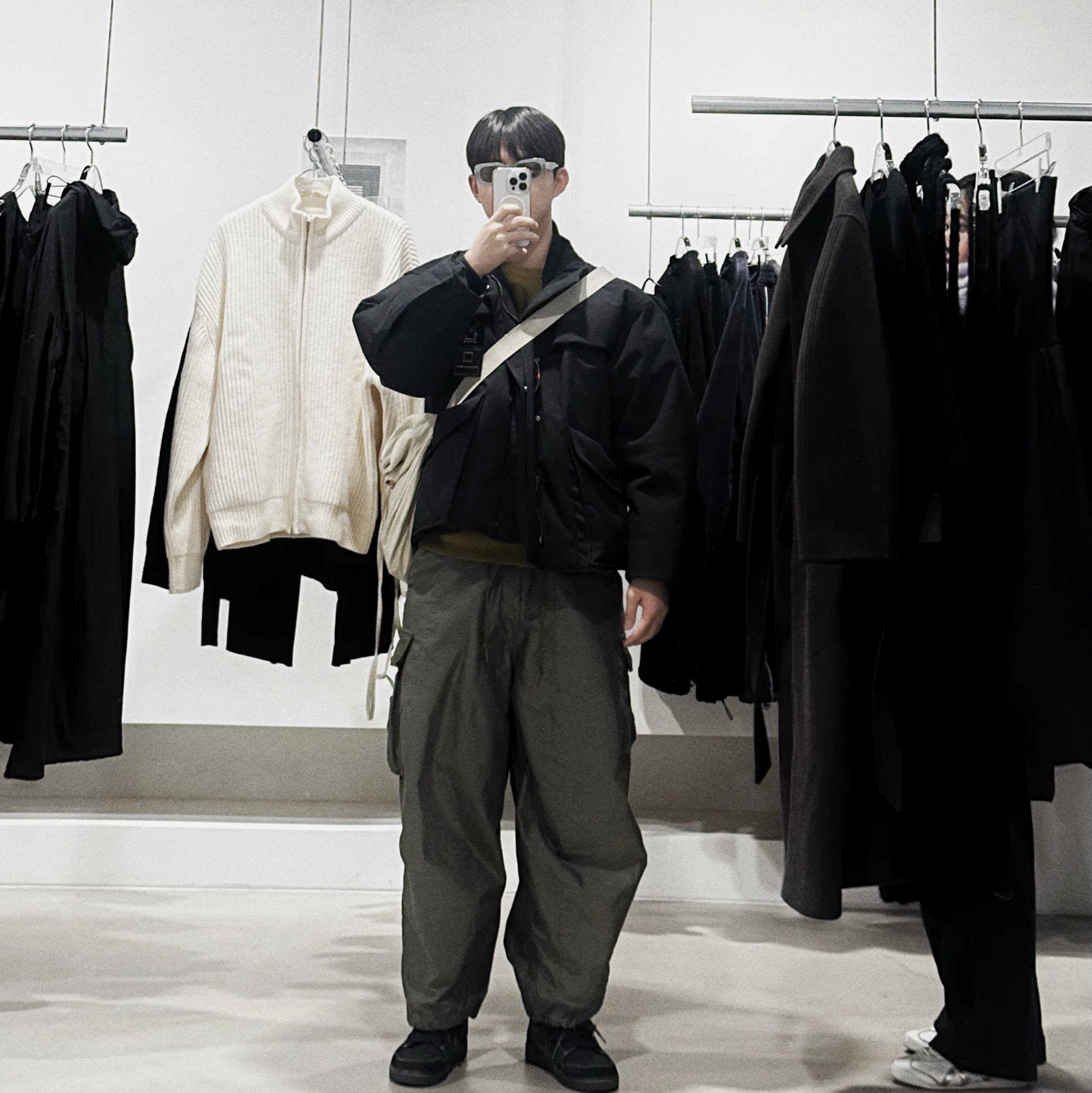 Jordan 1 x Travis Scott Retro Low OG SP Black Phantom, Uniqlo U Drawstring Shoulder Bag Natural 착용 스타일