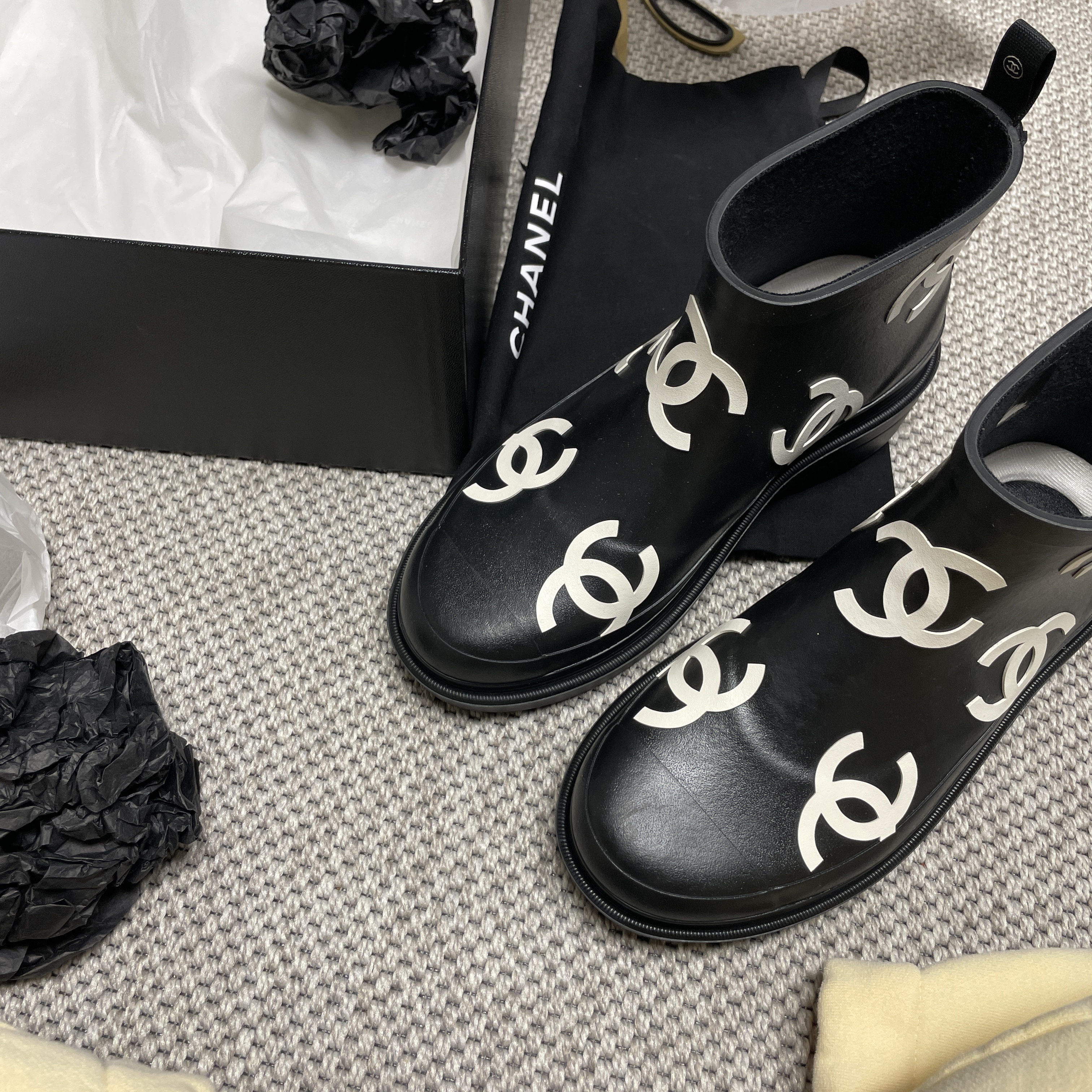 (W) Chanel Ankle Boots Caoutchouc & Black White 착용 스타일 - 1