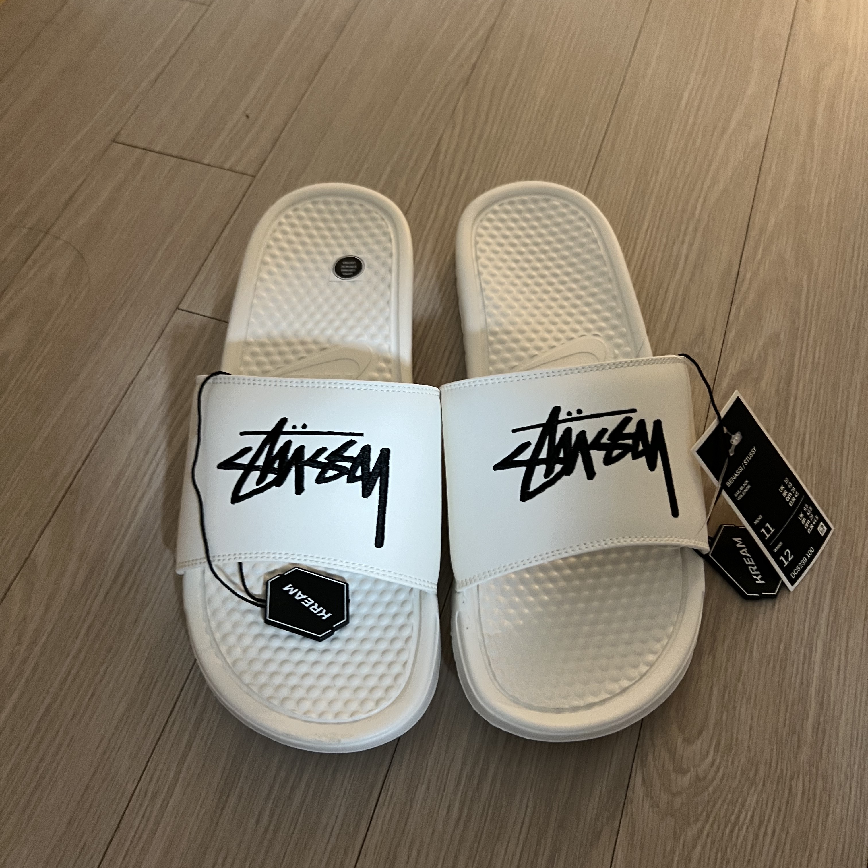 Nike x Stussy Benassi Slide Sail 착용 스타일