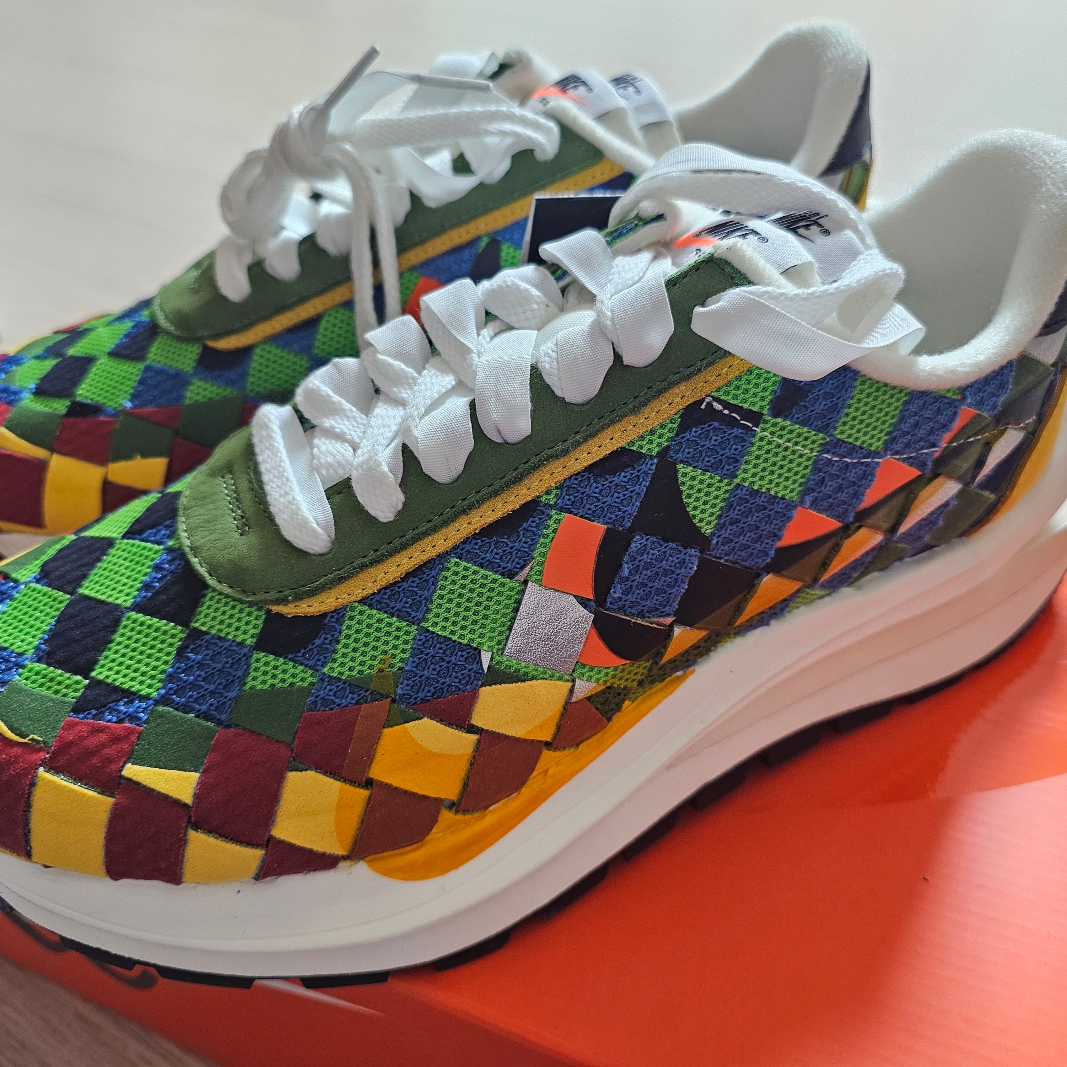 Nike x Sacai x Jean Paul Gaultier LDVaporWaffle Mix Low Green Gusto Safety Orange 착용 스타일 - 1