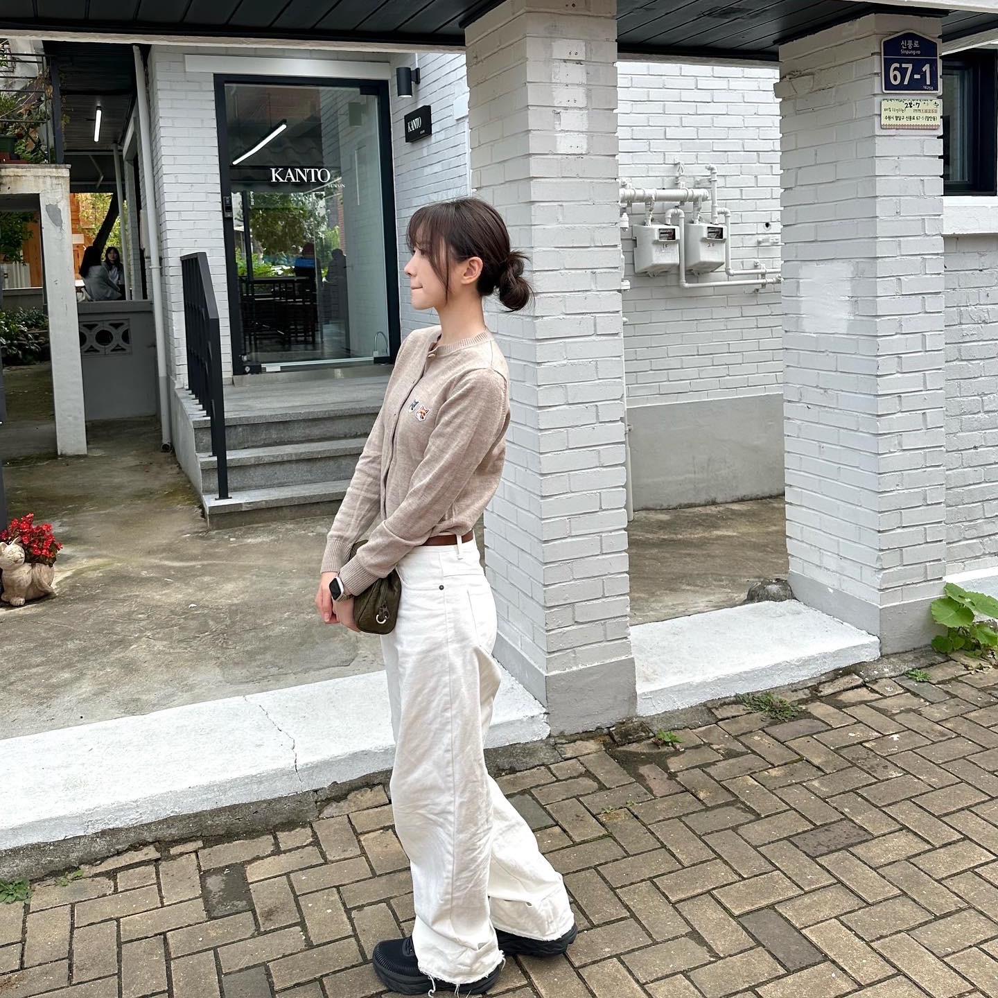 (W) Maison Kitsune Double Fox Head Patch R-Neck Cardigan Beige Melange 착용 스타일 - 1