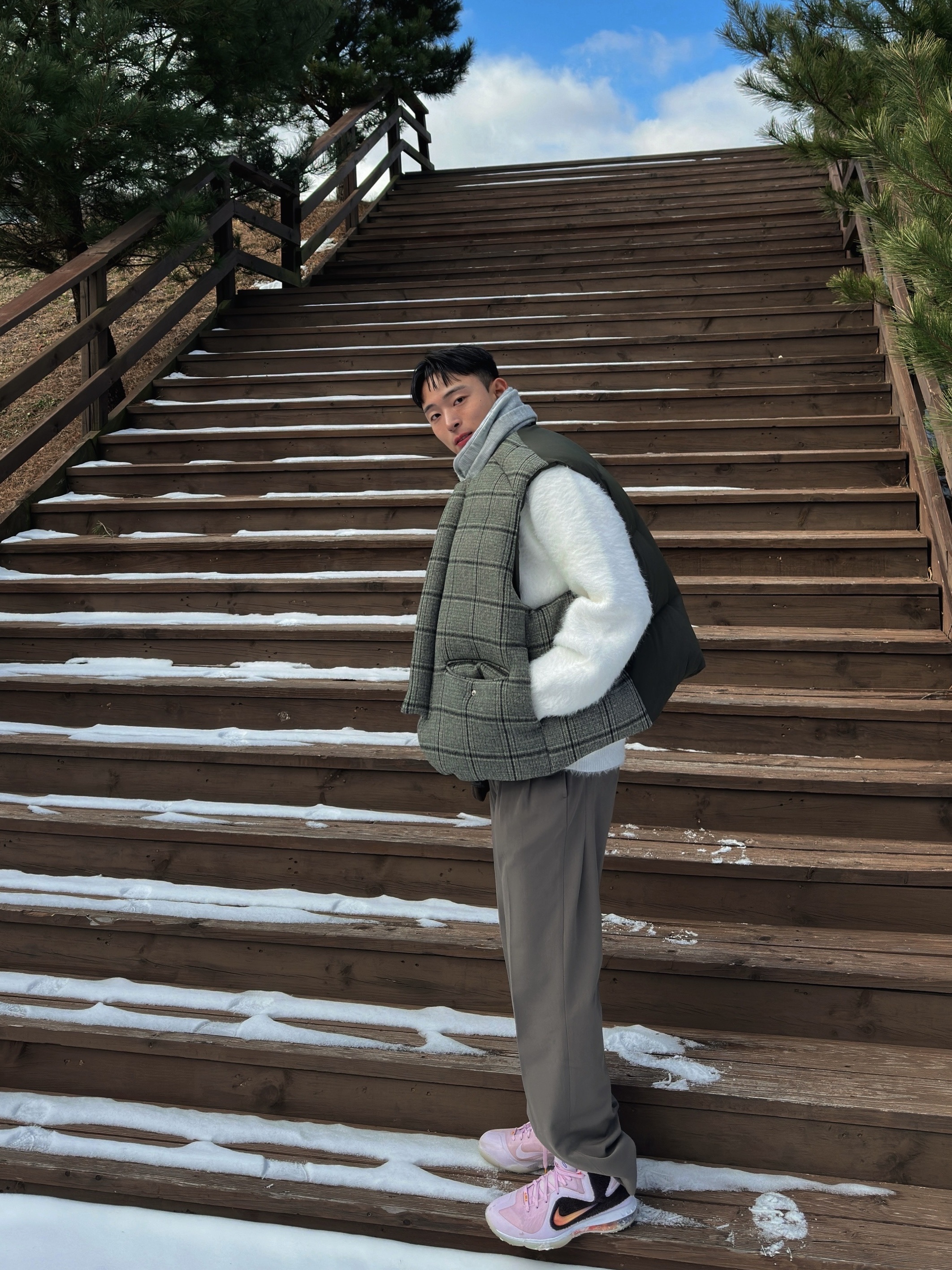 STU Duck Down Padded Wool Check Vest Beige, Nike LeBron 9 Regal Pink and Velvet Brown 착용 스타일 - 2