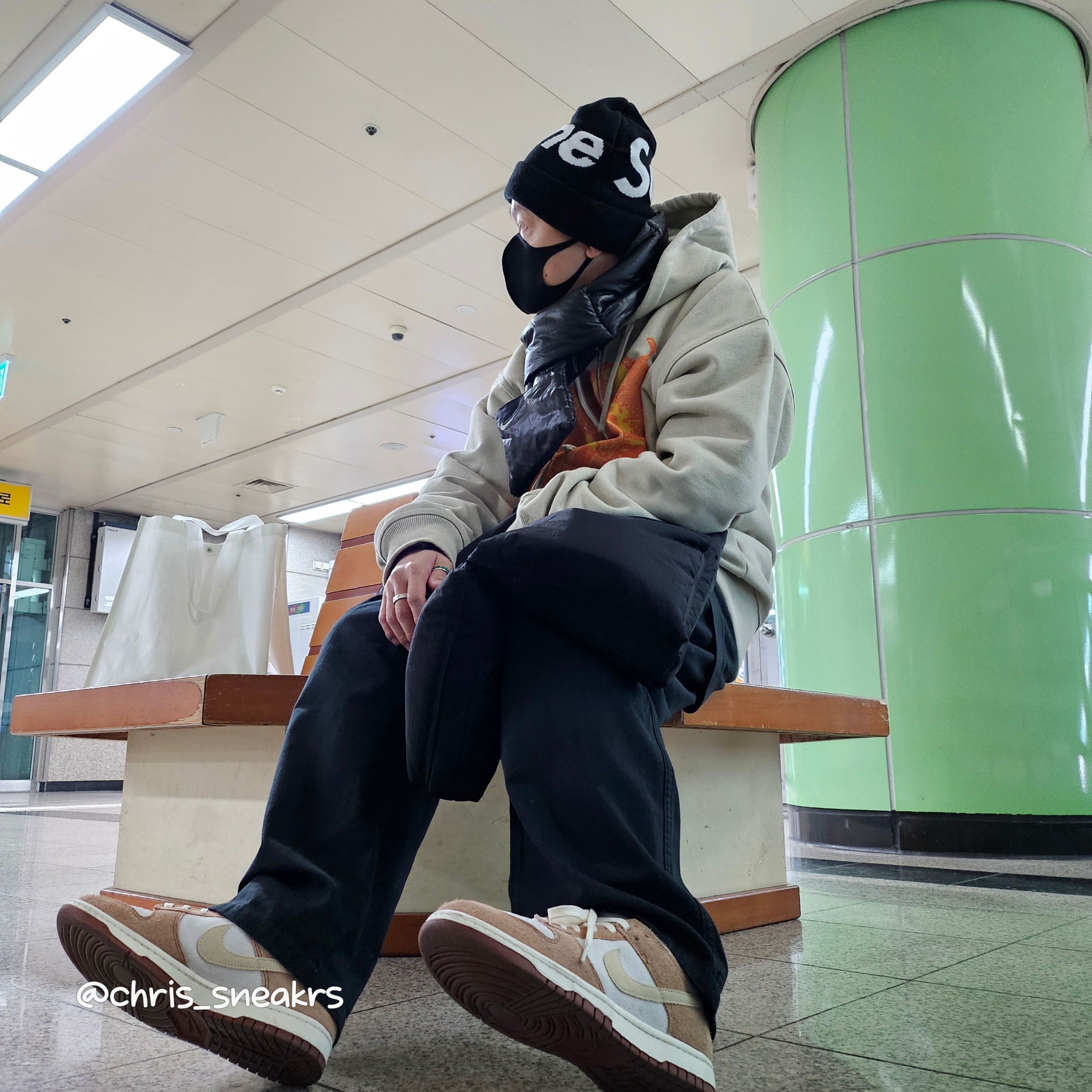 Supreme Big Logo Beanie Black, Stussy Web Zip Hoodie Khaki 착용 스타일 - 3