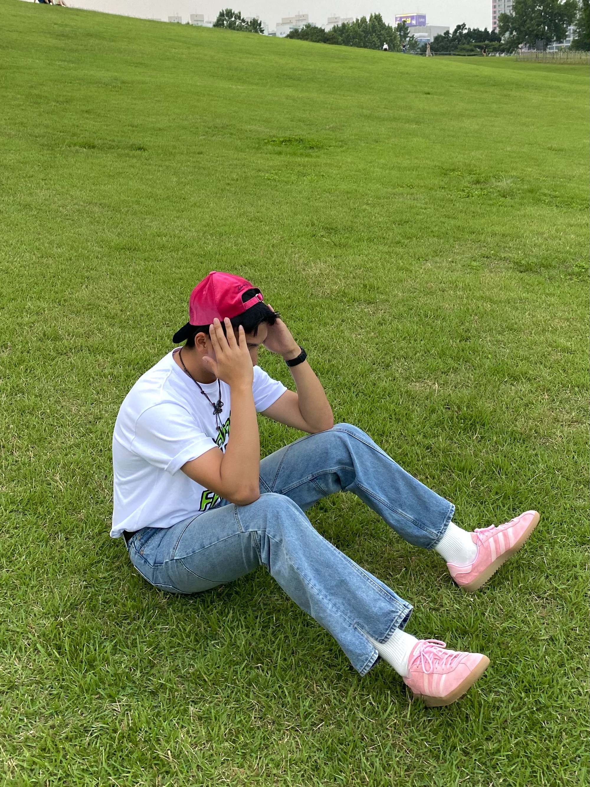 Adidas Bermuda Glow Pink 착용 스타일 - 1
