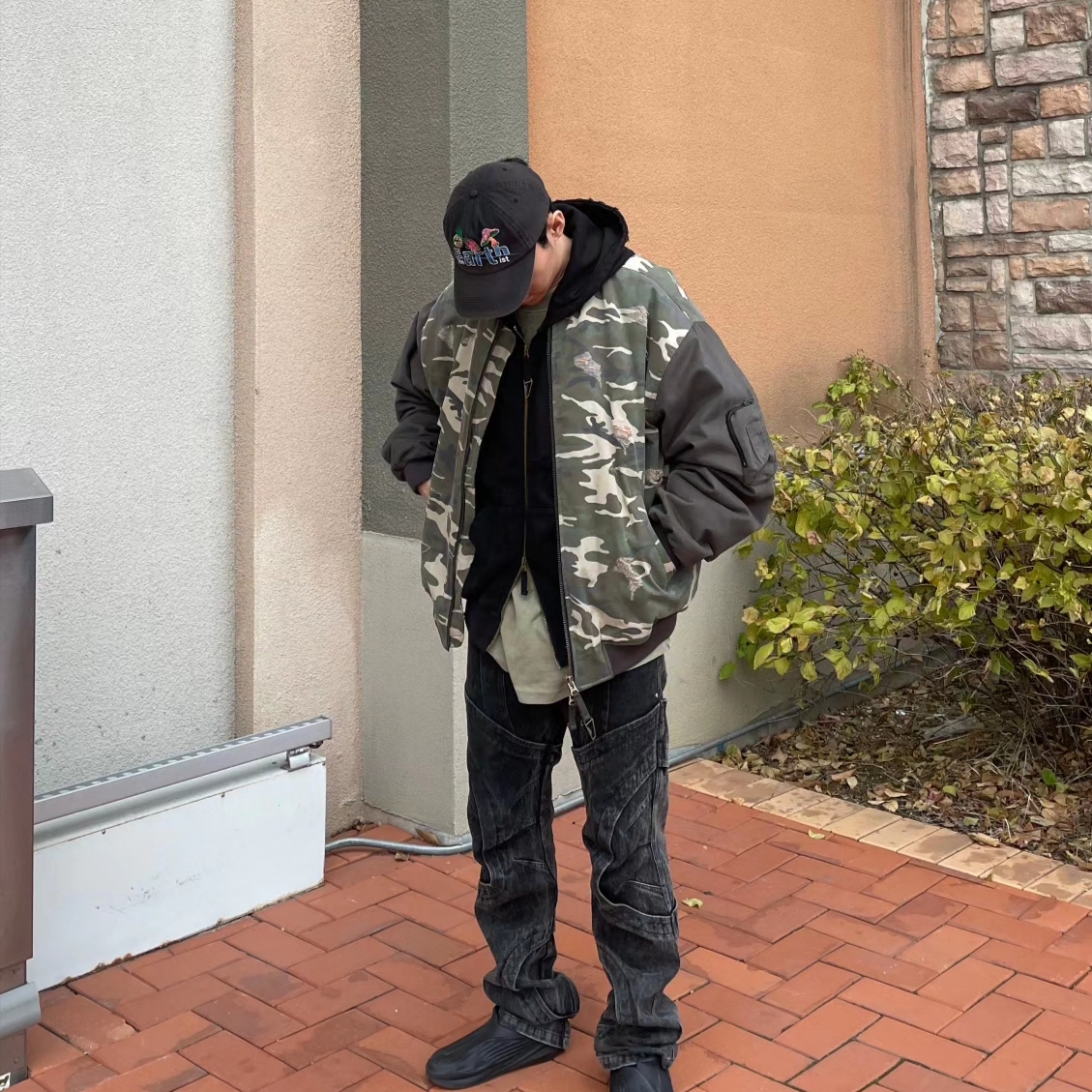 Undermycar Vetek Camouflage Destroyed Bomber Kombu - 23SS, Undermycar Otter Oversized Damage-Washed Hood Zip-Up Sepia - 22FW 착용 스타일 - 1