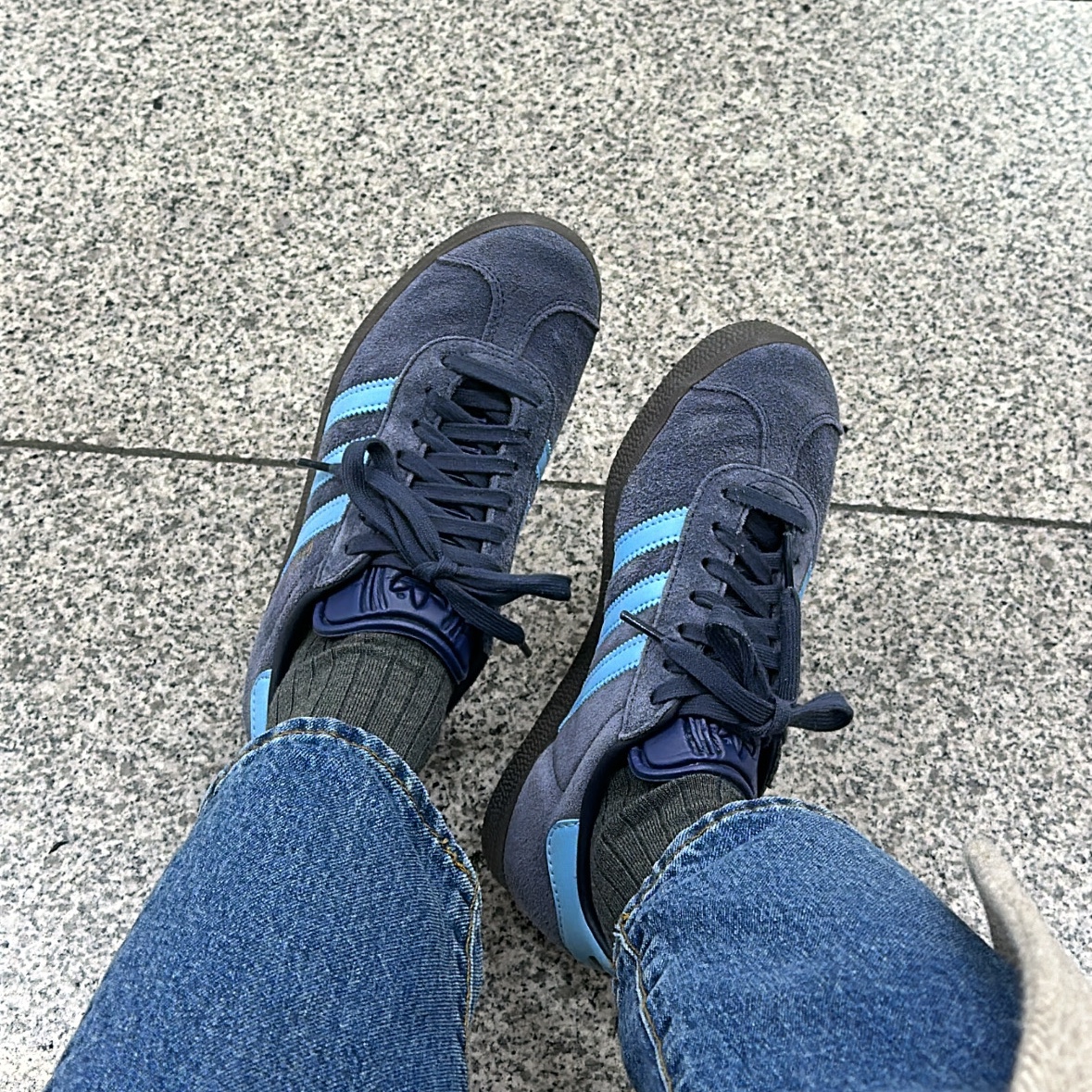 Adidas Gazelle Shadow Navy Clear Blue 착용 스타일