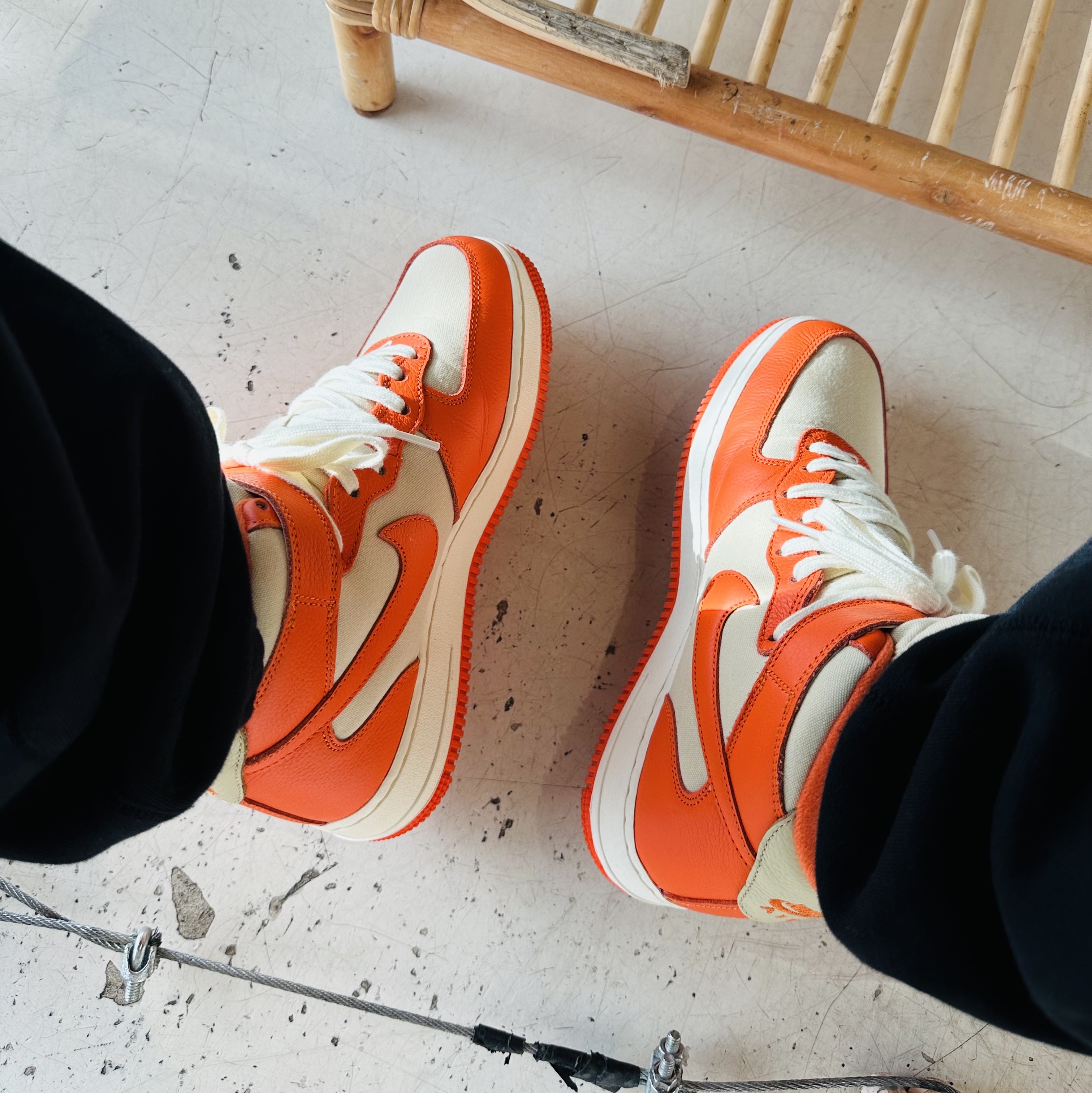 Nike Air Force 1 '07 Mid Team Gold and Safety Orange, Nike x Stussy NRG Washed Fleece Pants Black (DO5296-010) 착용 스타일