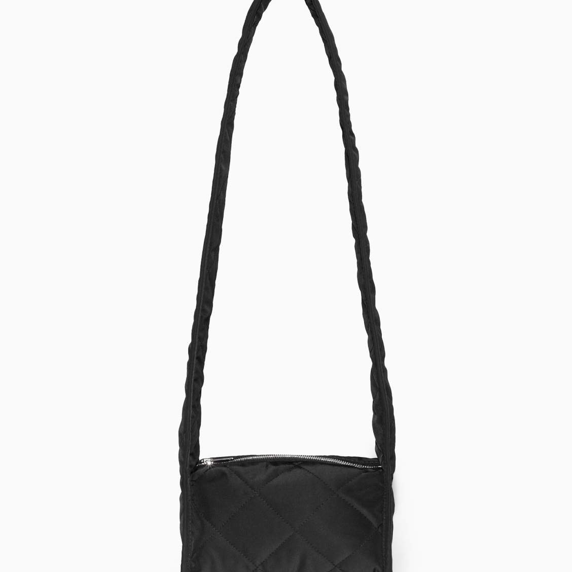 COS Diamond Quilted Mini Crossbody Bag Black 착용 스타일 - 2