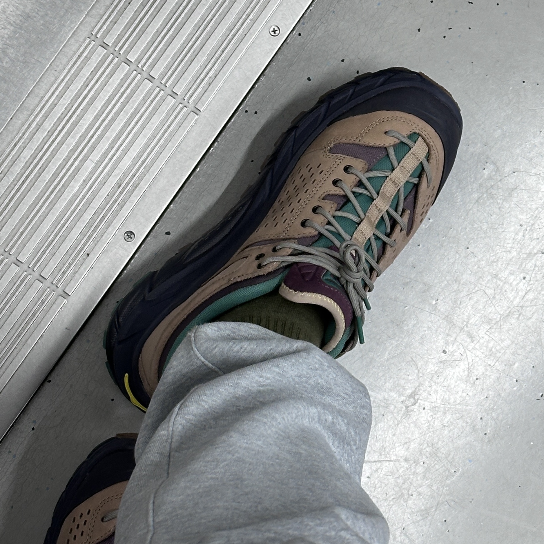 Hoka x Bodega Tor Ultra Low Natural Blazing Yellow 착용 스타일