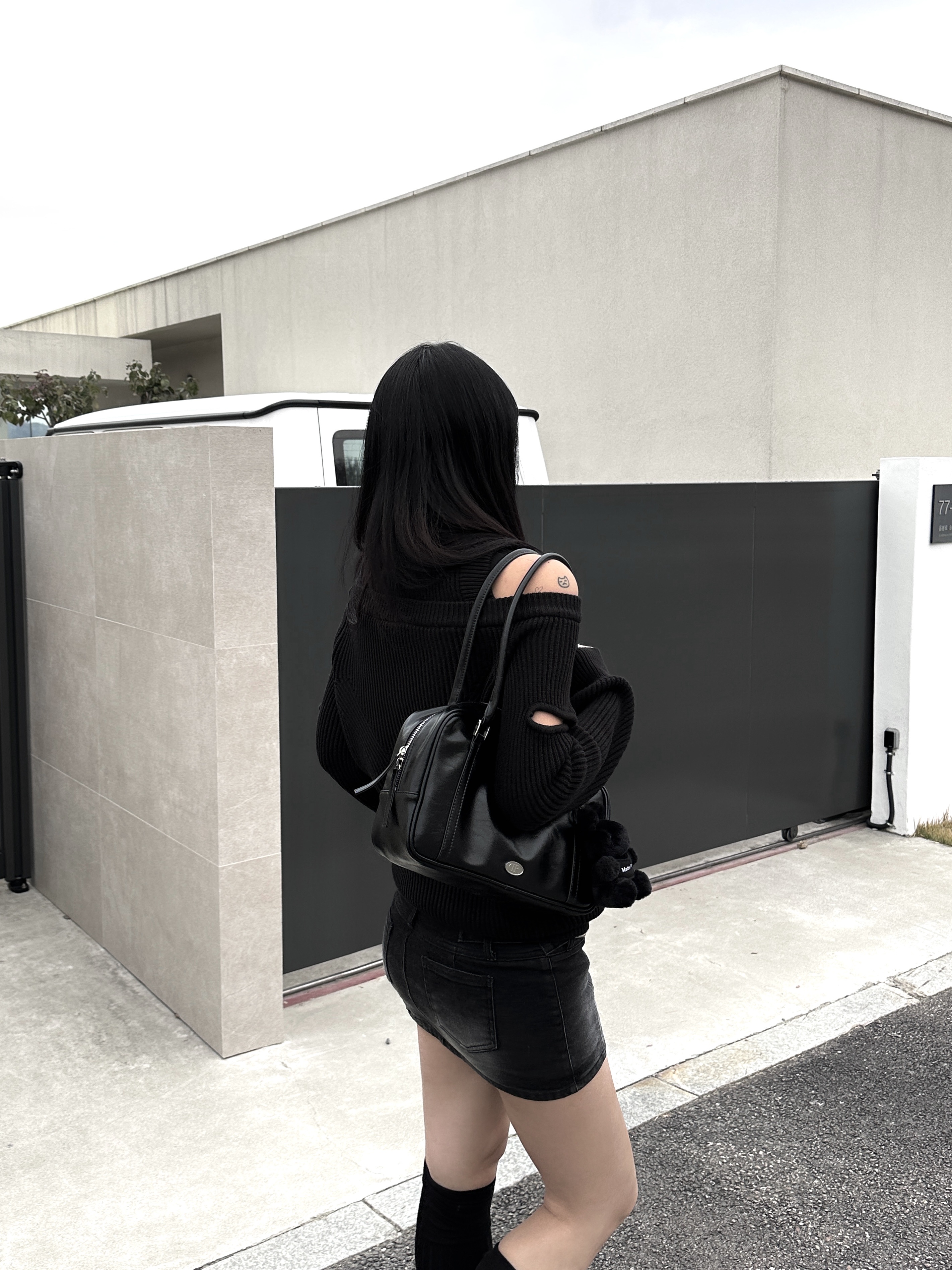 Matin Kim Black Bunny Toy Keyring Black 착용 스타일 - 2