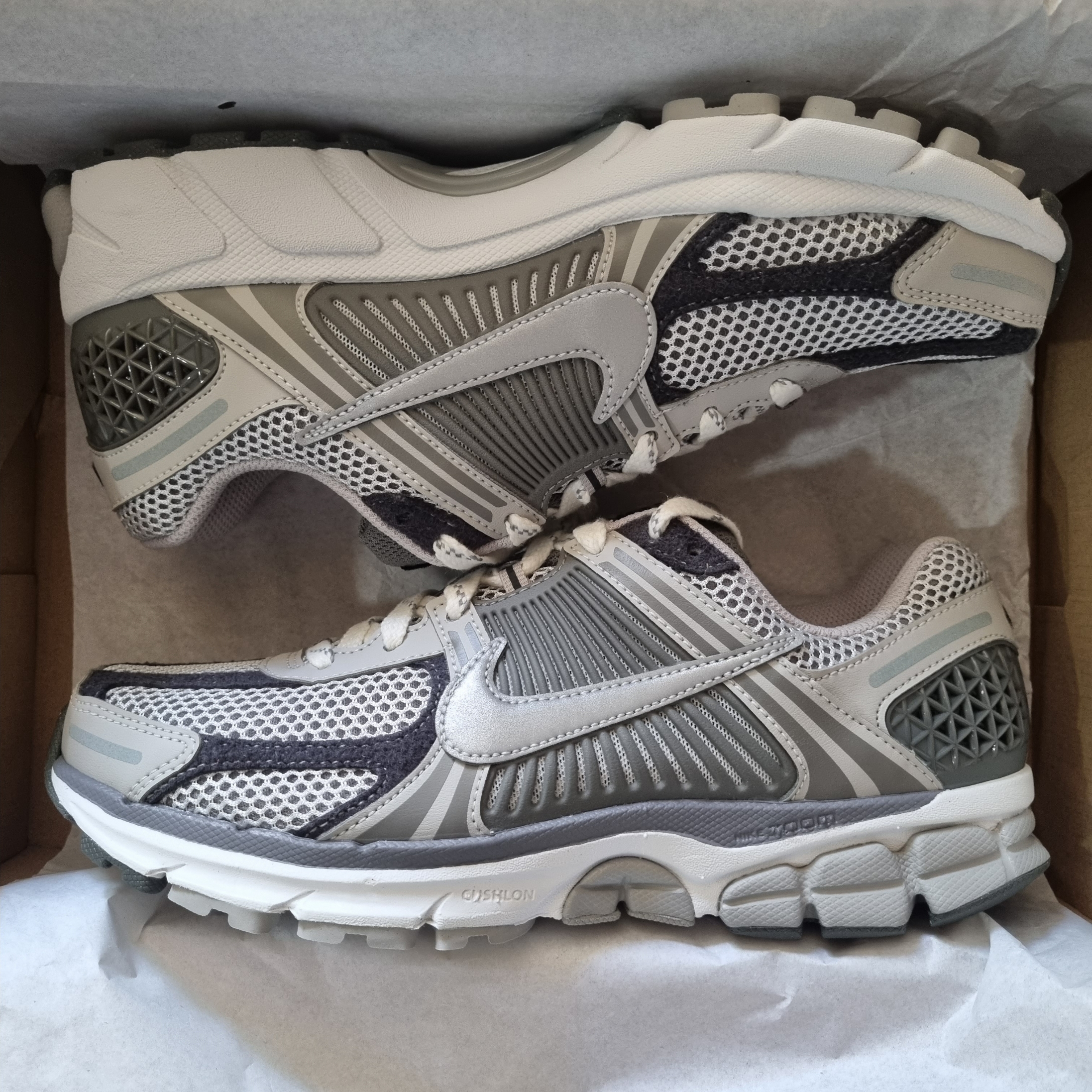 Nike Zoom Vomero 5 PRM Light Iron Ore and Flat Fewter 착용 스타일