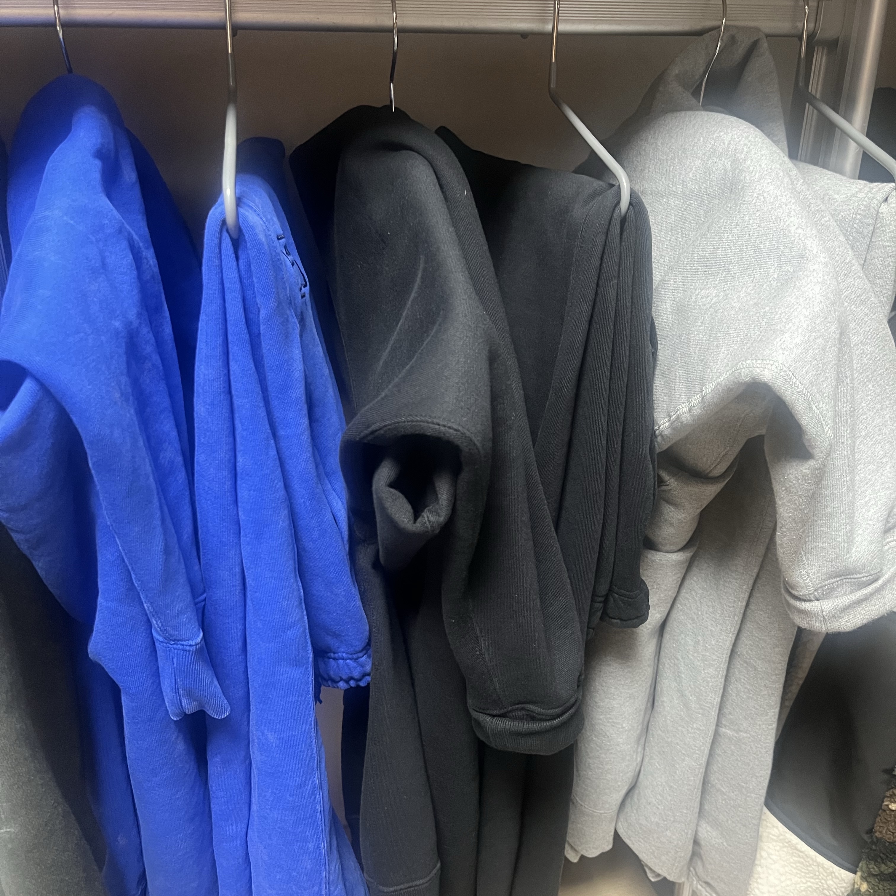 Nike x Stussy NRG RA Pullover Hoodie Dark Grey Heather (DJ9488-063), Nike x Stussy NRG RA Fleece Pants Dark Grey Heather (DJ9490-063) 착용 스타일