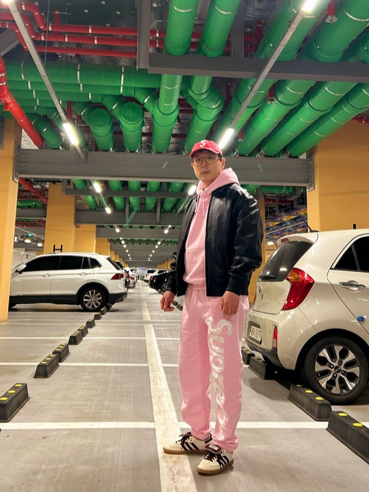 Supreme Gore-Tex Infinium Windstopper Leather Varsity Jacket Black - 23FW, Supreme Satin Applique Hooded Sweatshirt Light Pink - 23FW 착용 스타일 - 5