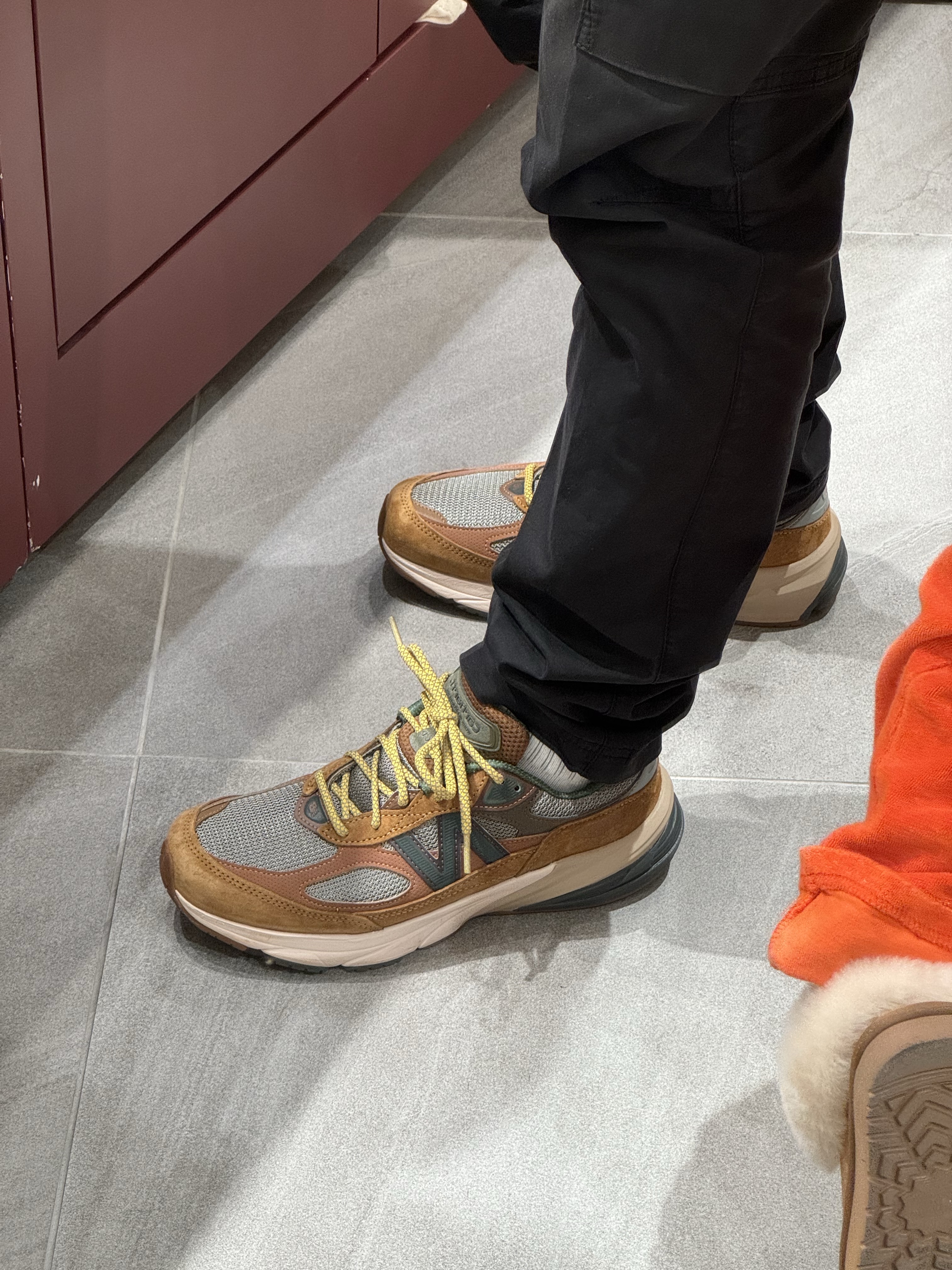 New Balance x Carhartt WIP 990v6 Made in USA Hamilton Brown Military Green 착용 스타일 - 3