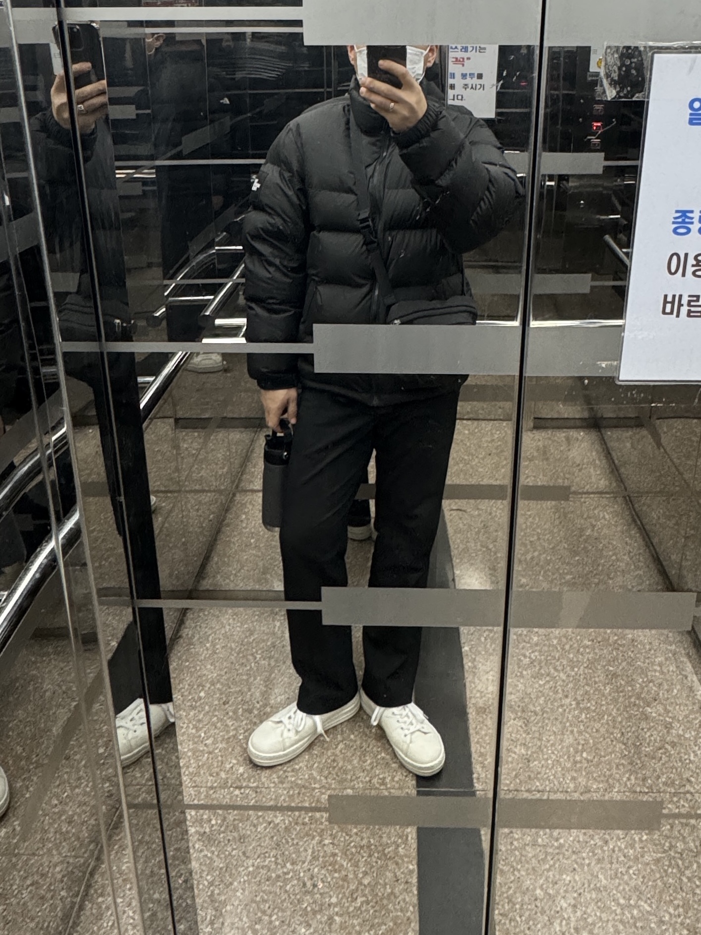 Arc'teryx Mantis 2 Waistpack Black, The North Face 1992 Nuptse Jacket Black 착용 스타일