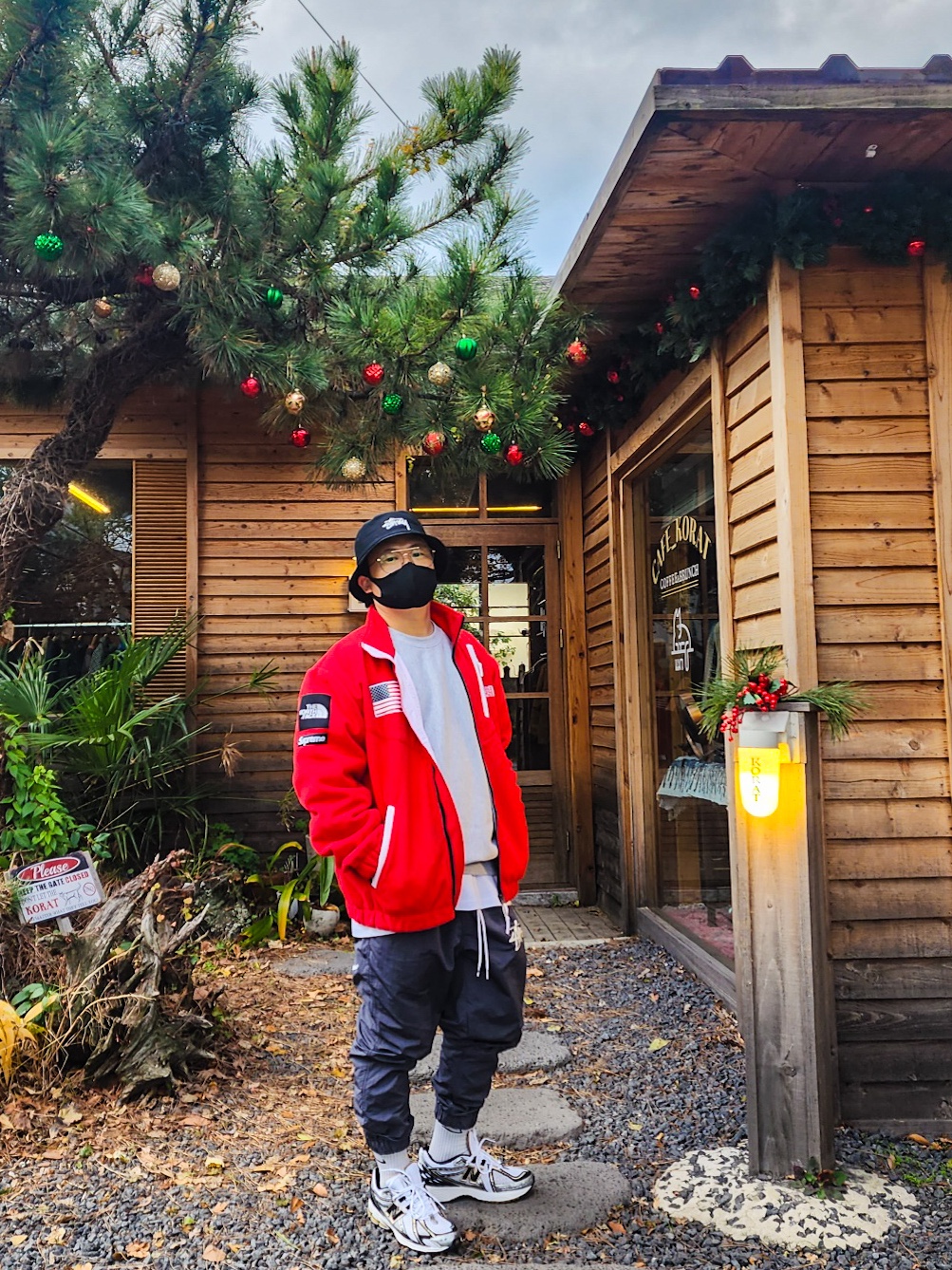 Nike x Stussy Beach Pants Off Noir, Supreme x The North Face Trans Antarctica Expedition Fleece Jacket Red - 17SS 착용 스타일 - 2