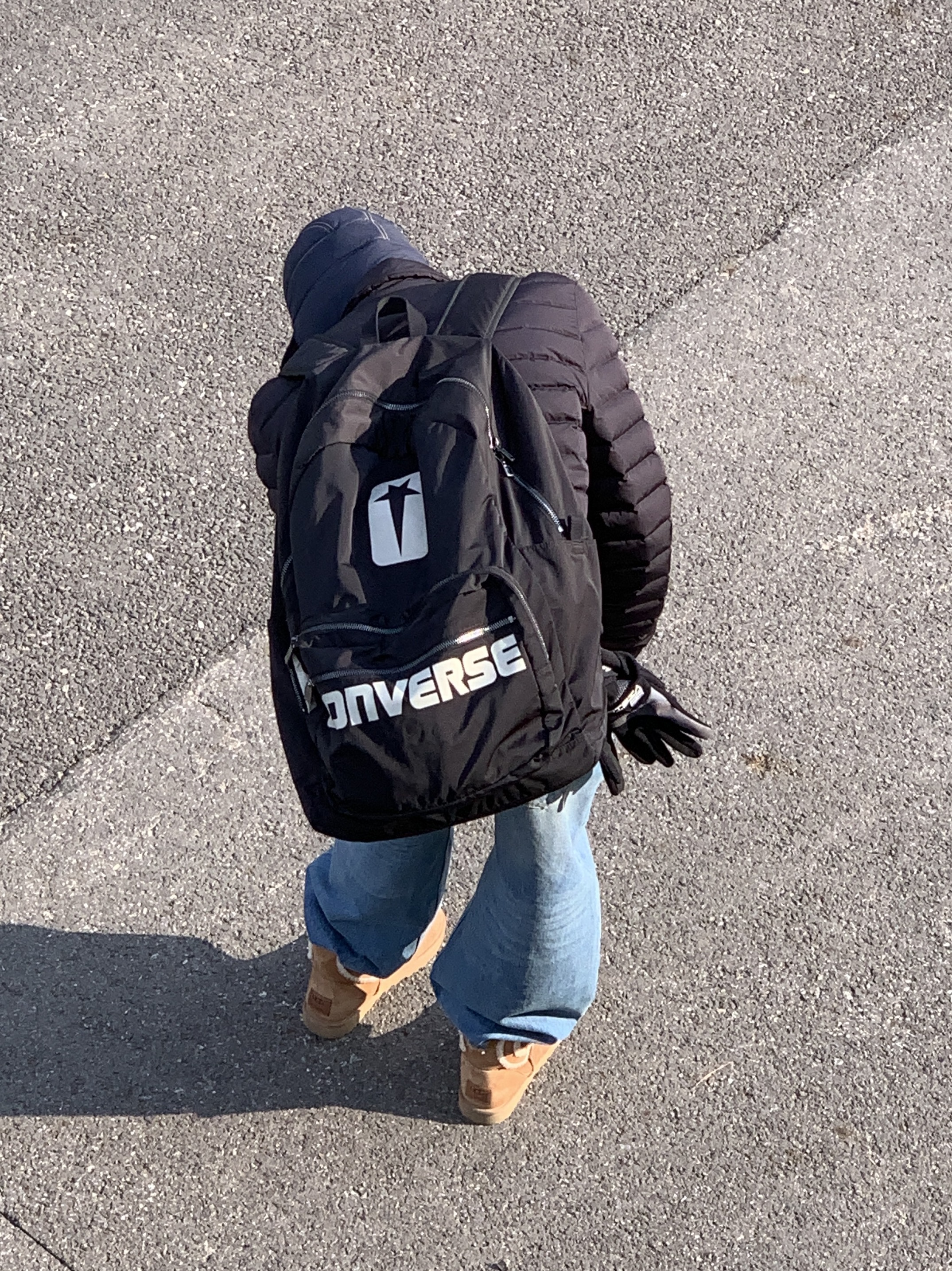 Jacquemus La Cagoule Bricciola Puffed Ear Flap Hat Navy, UGG x Telfar Logo Mini Chestnut 착용 스타일 - 3
