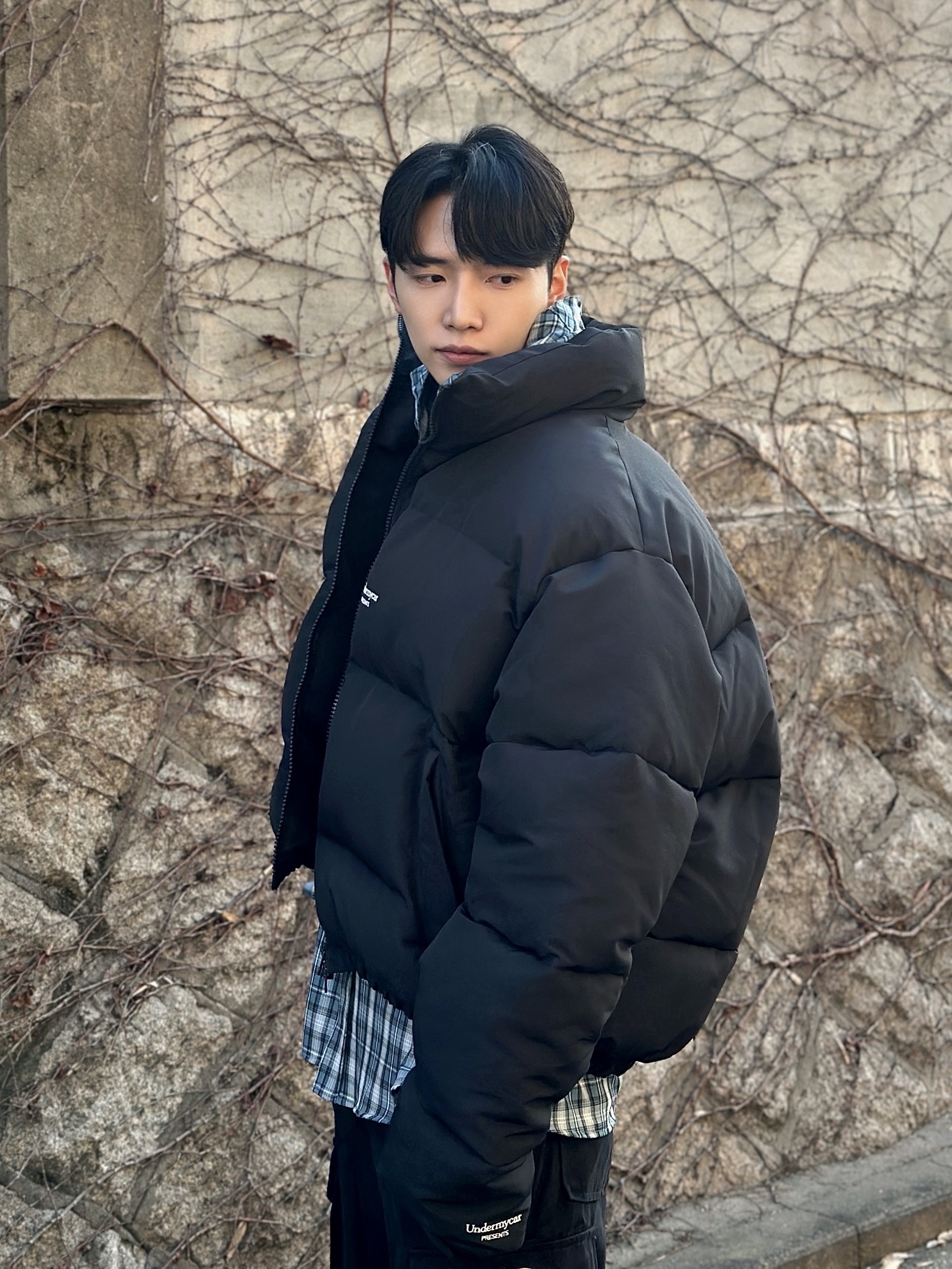 Undermycar Mu.15 Anti Fxxking Logo Play Triple Logo Crop Padding Jacket Black, Ader Error Log; Khalif Blue 착용 스타일 - 5