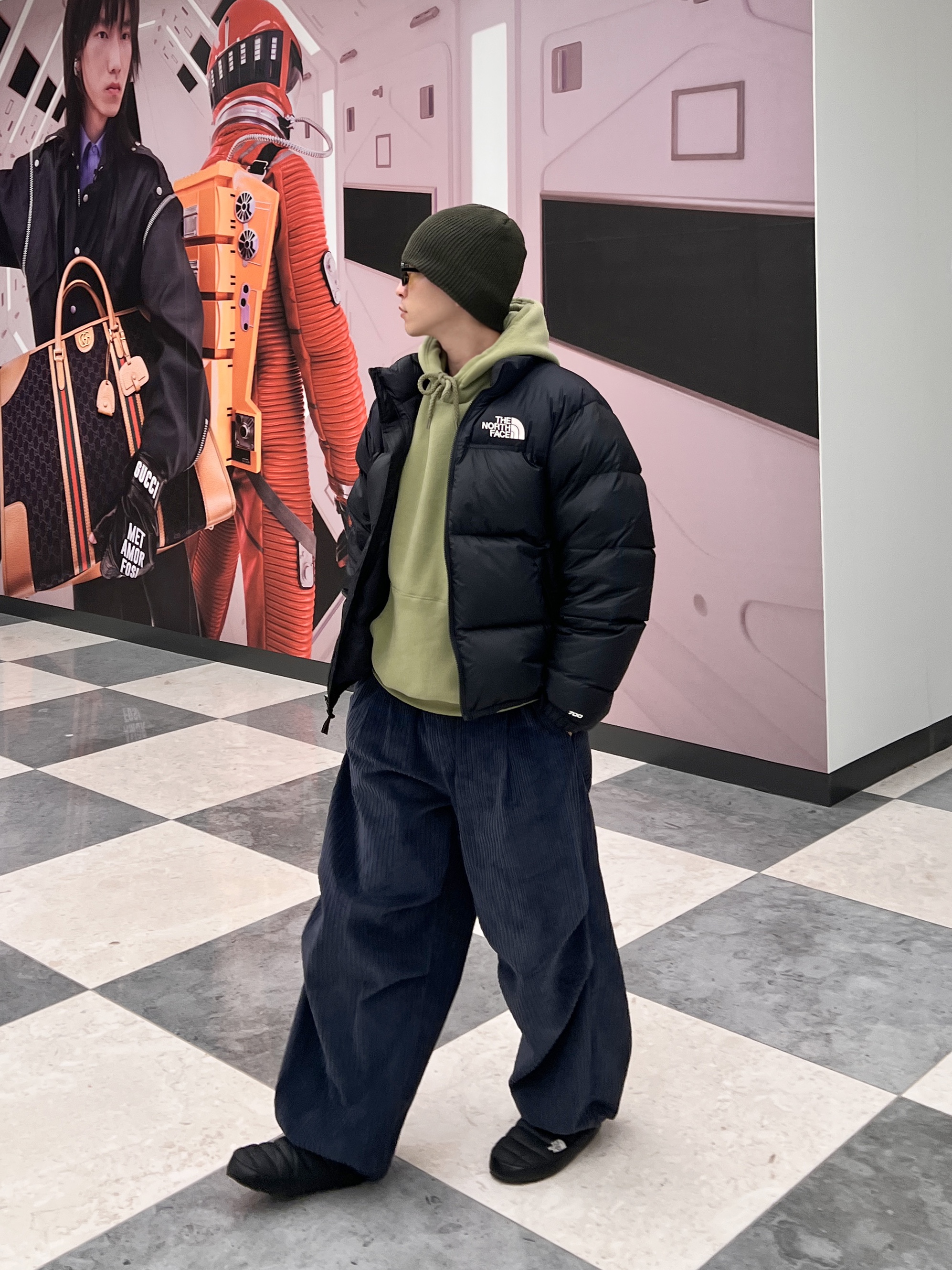 The North Face 1996 Retro Nuptse Jacket Black, The North Face Thermoball Traction Mule V Black 착용 스타일 - 1