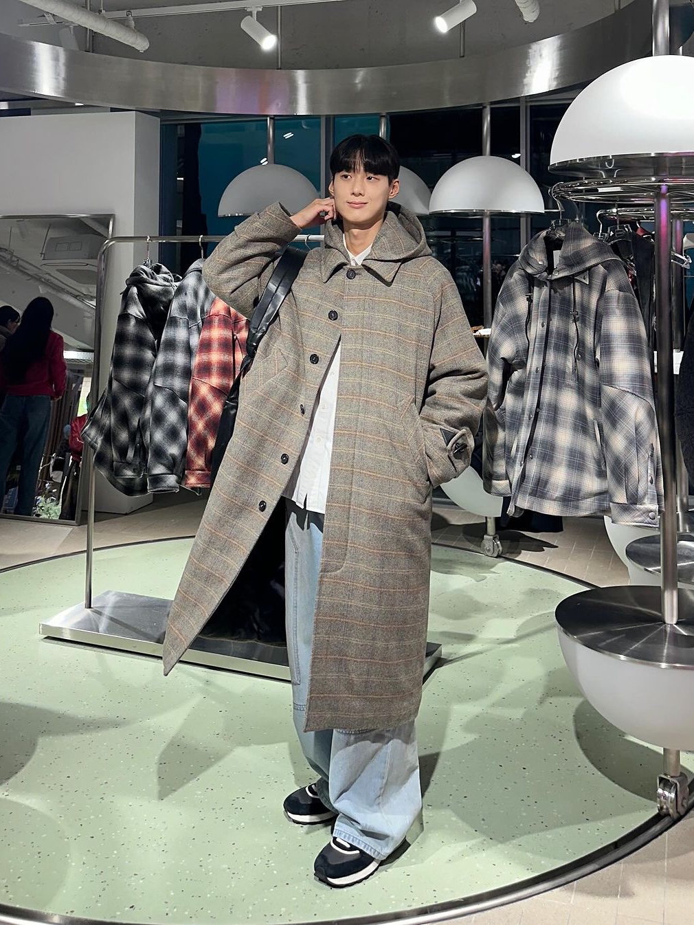 [KREAM 단독] Haleine Detachable Hood Padded Check Mac Coat Greyish Beige, [KREAM 단독] Haleine Carpenter Cargo Dirty Washed Jean Light Blue 착용 스타일