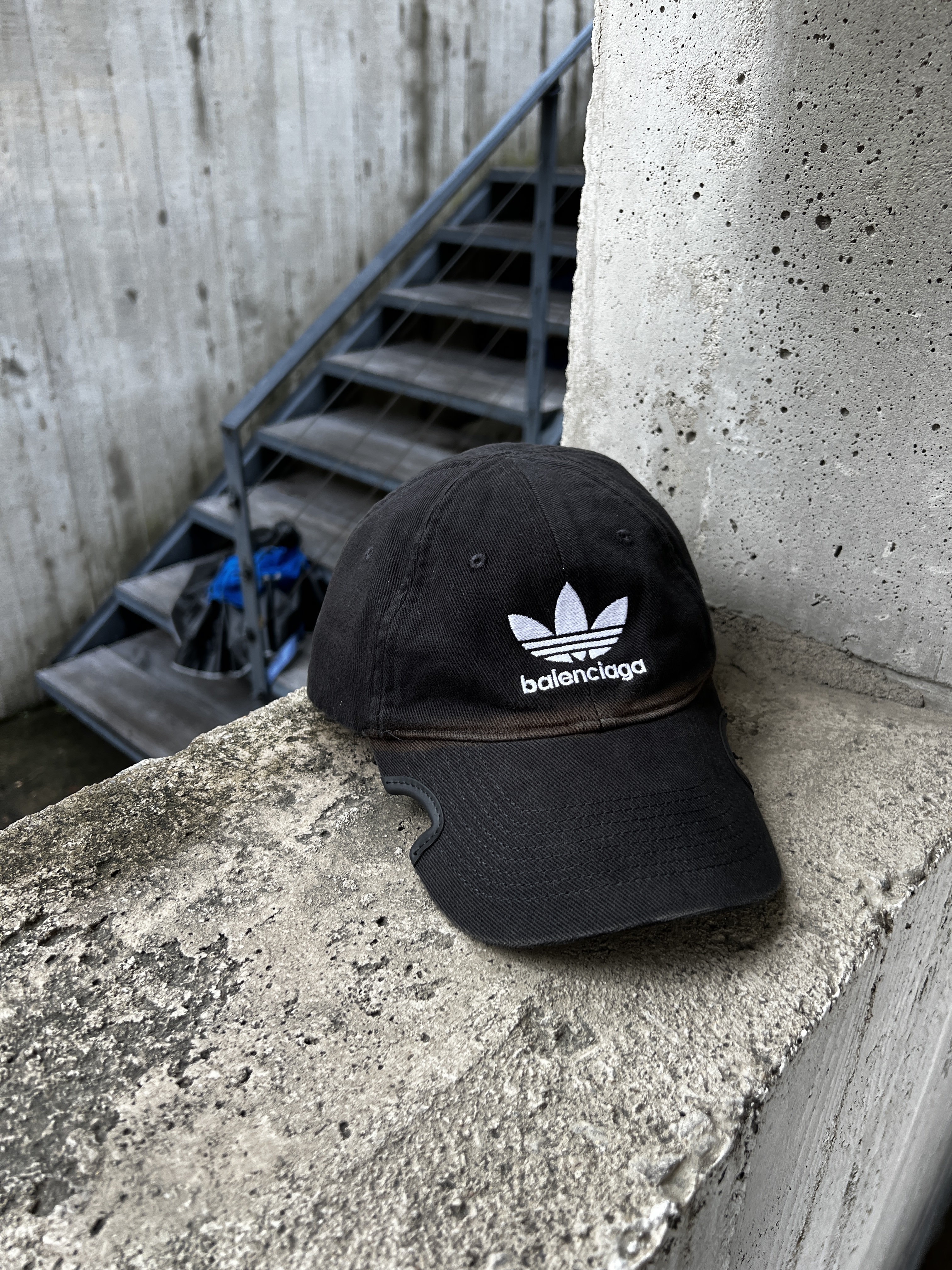 Balenciaga x Adidas Cap Black 착용 스타일 - 4