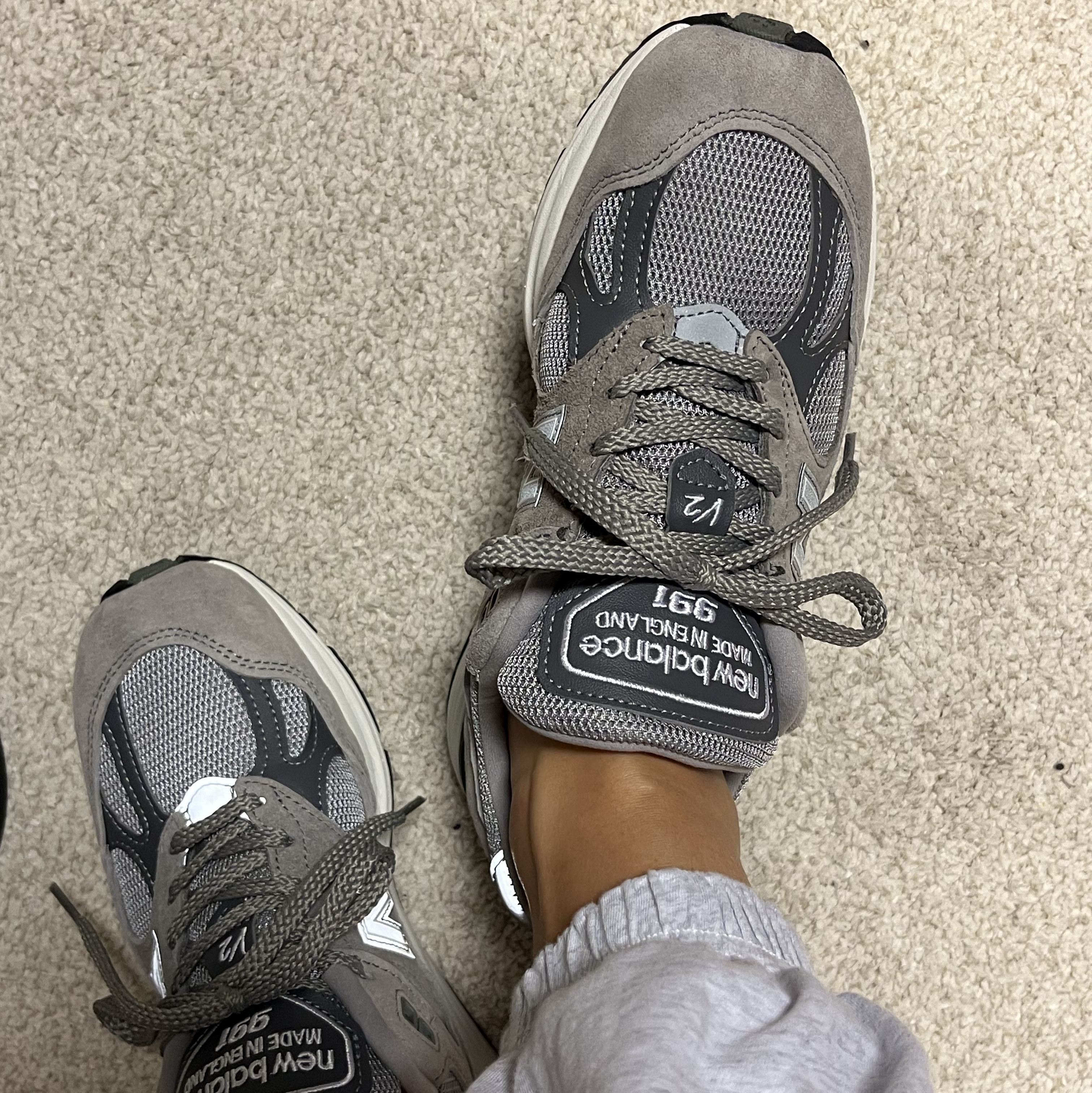 New Balance 991v2 Made in UK Rock Ridge Alloy Silver 착용 스타일