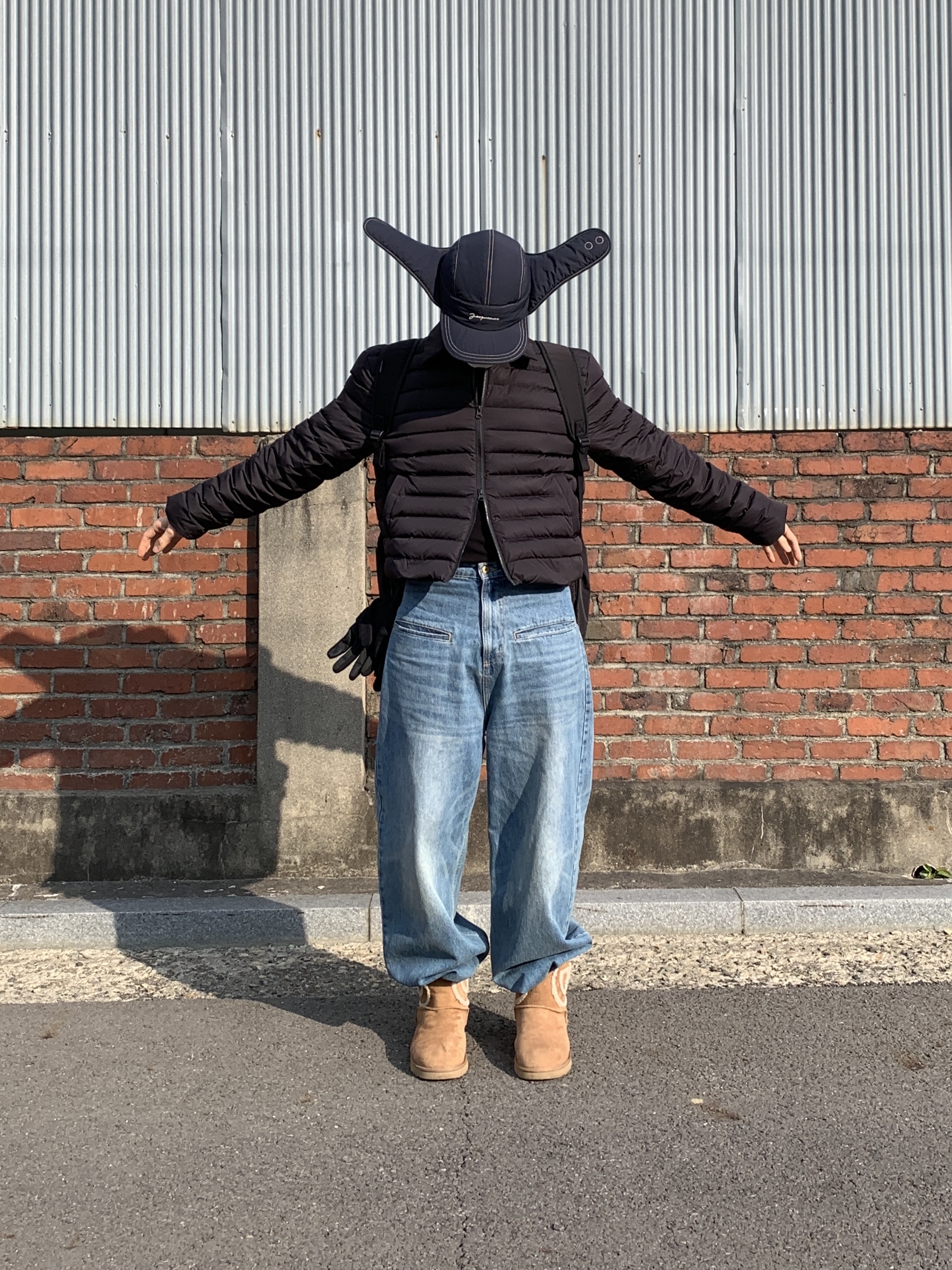 Jacquemus La Cagoule Bricciola Puffed Ear Flap Hat Navy, UGG x Telfar Logo Mini Chestnut 착용 스타일 - 5