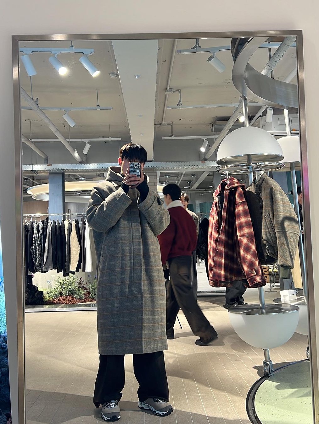 [KREAM 단독] Haleine Detachable Hood Padded Check Mac Coat Greyish Beige 착용 스타일