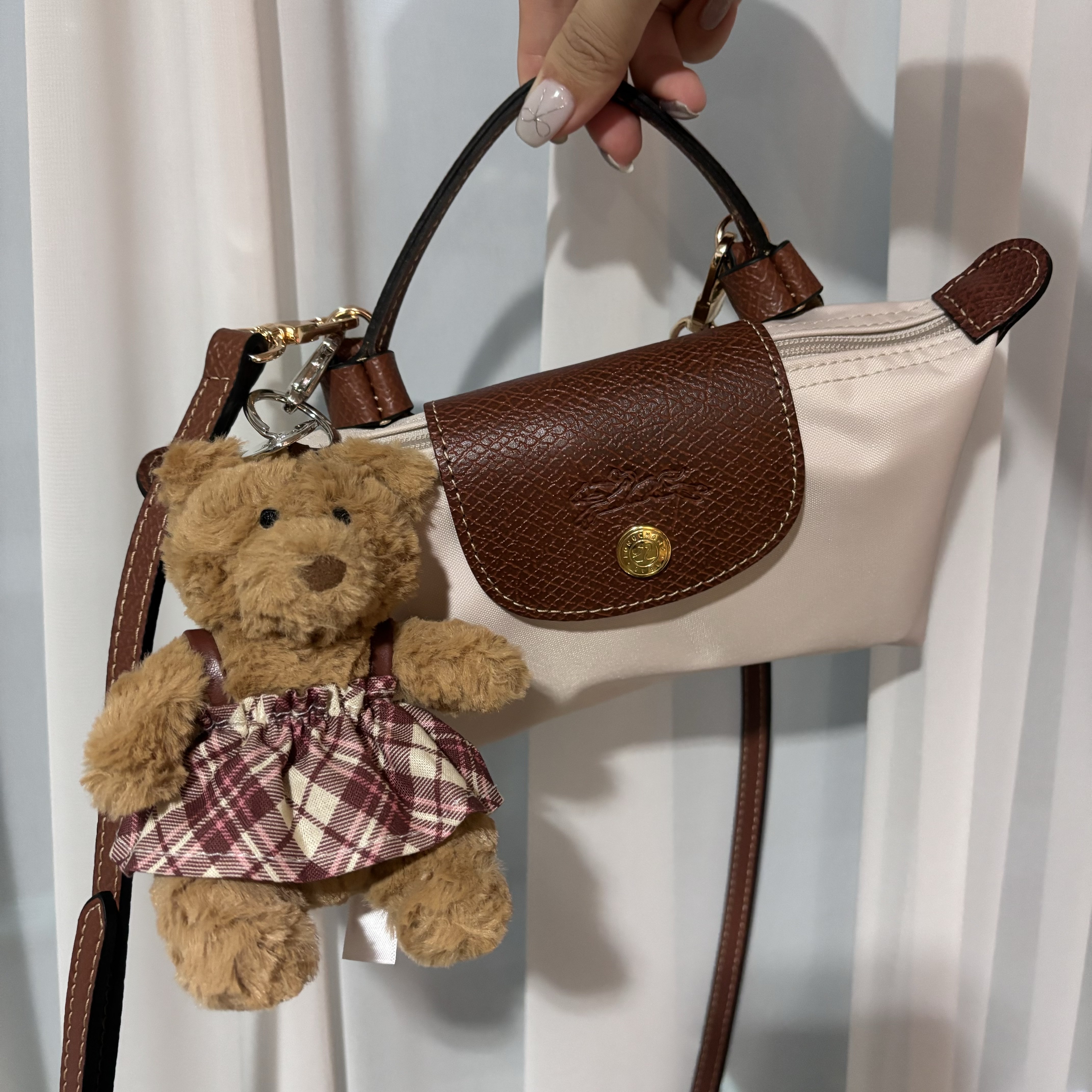 Jellycat Bartholomew Bear Bag Charm Brown 착용 스타일