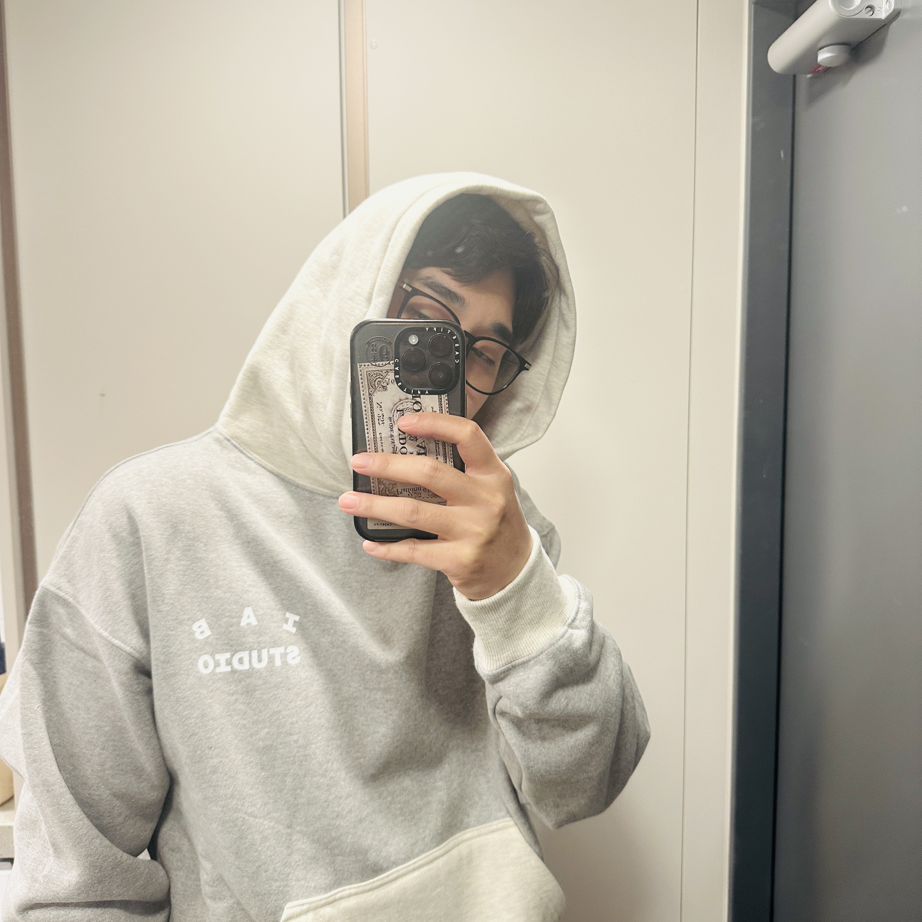 IAB Studio Hoodie Dual Gray 착용 스타일