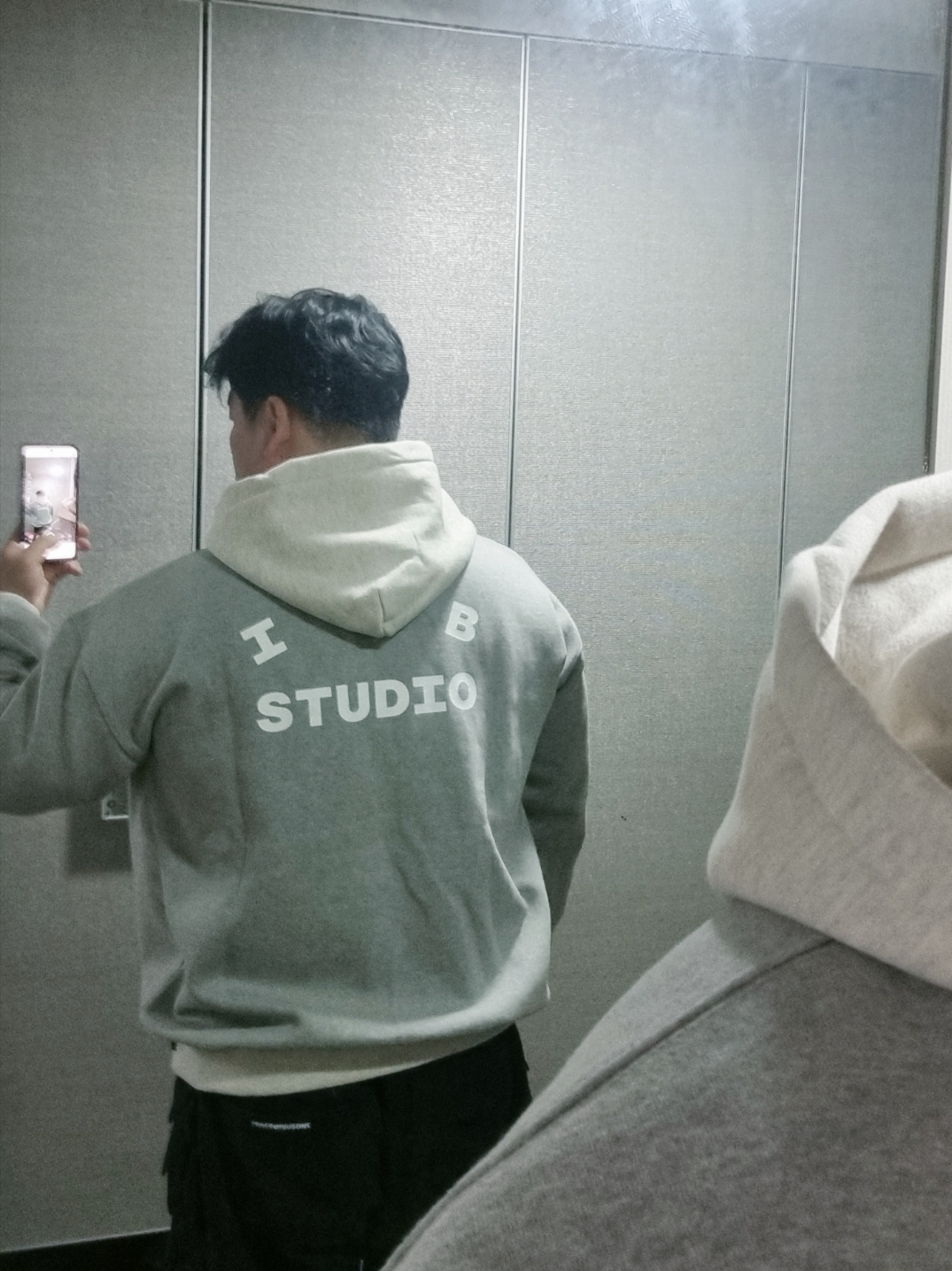 IAB Studio Hoodie Dual Gray 착용 스타일 - 2
