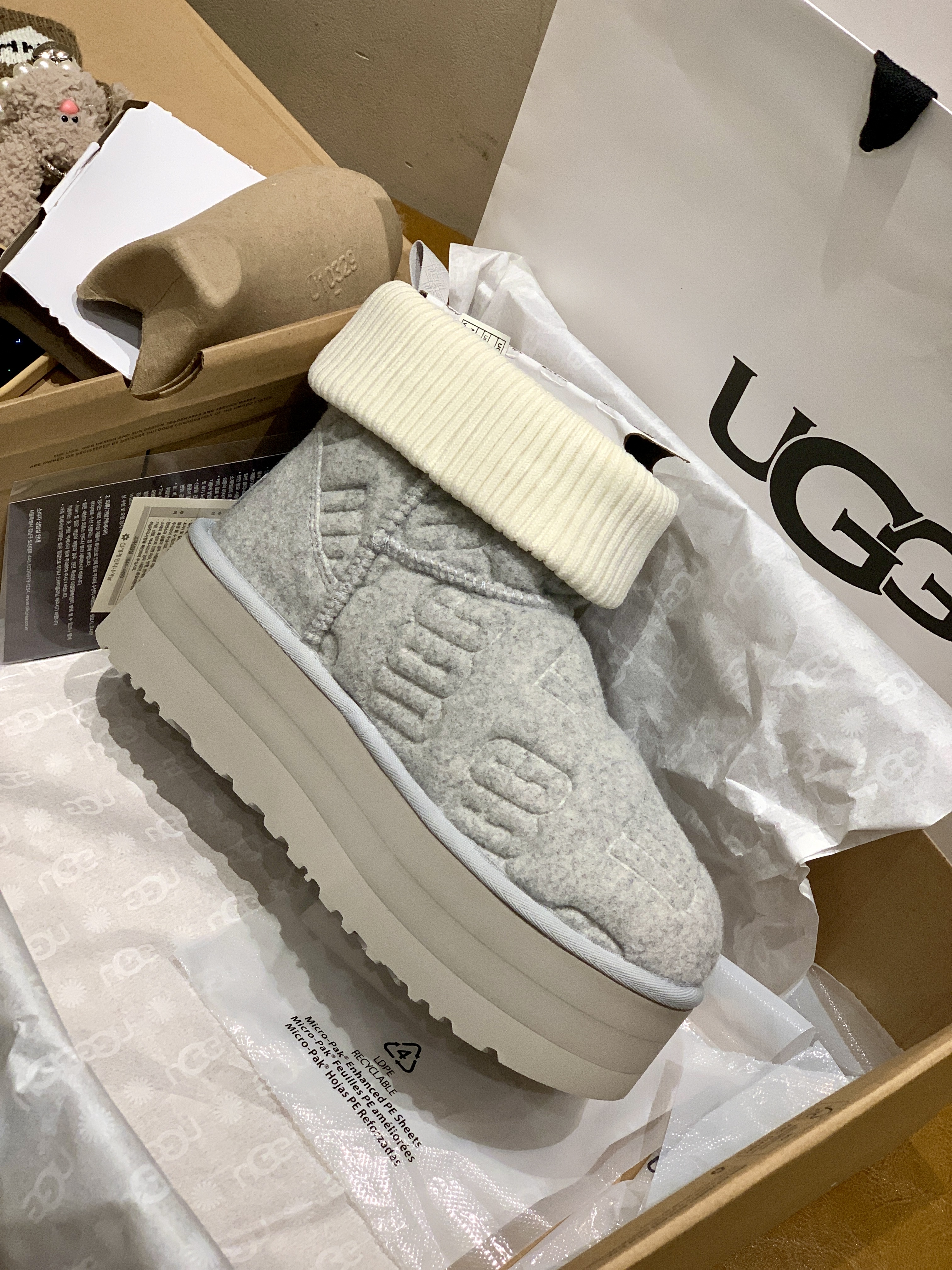(W) UGG Classic Mini Platform Felted Grey, (W) UGG Ultra Mini UGG Fluff Chestnut 착용 스타일 - 9