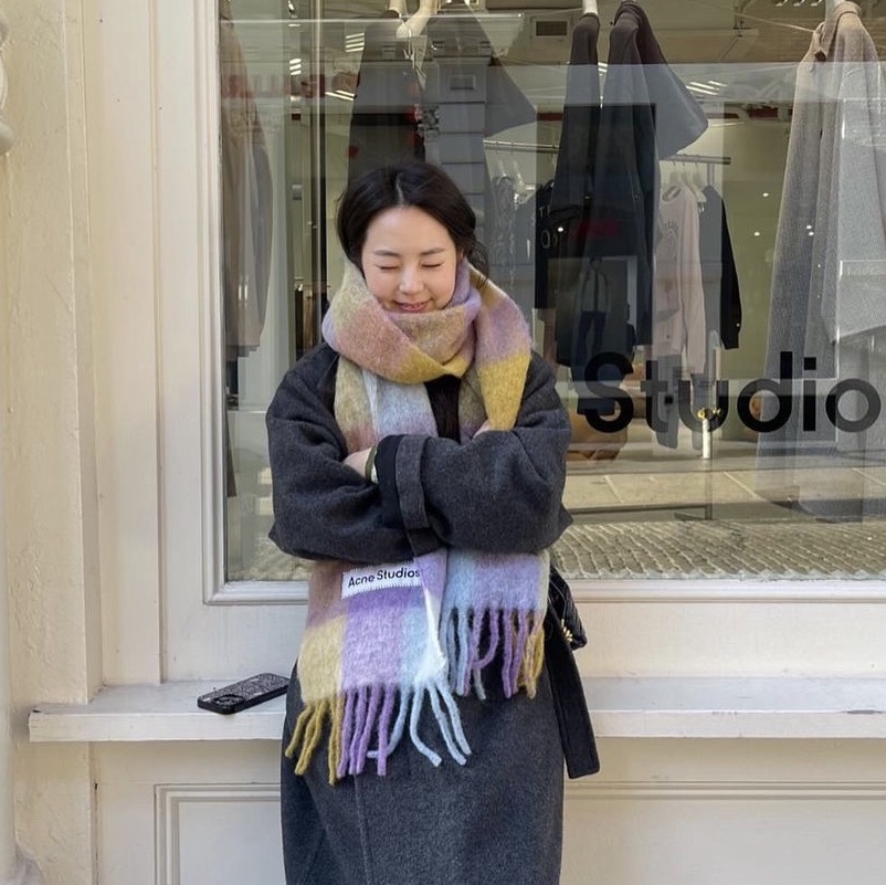 Acne Studios Mohair Check Muffler Violet Yellow Blue 착용 스타일