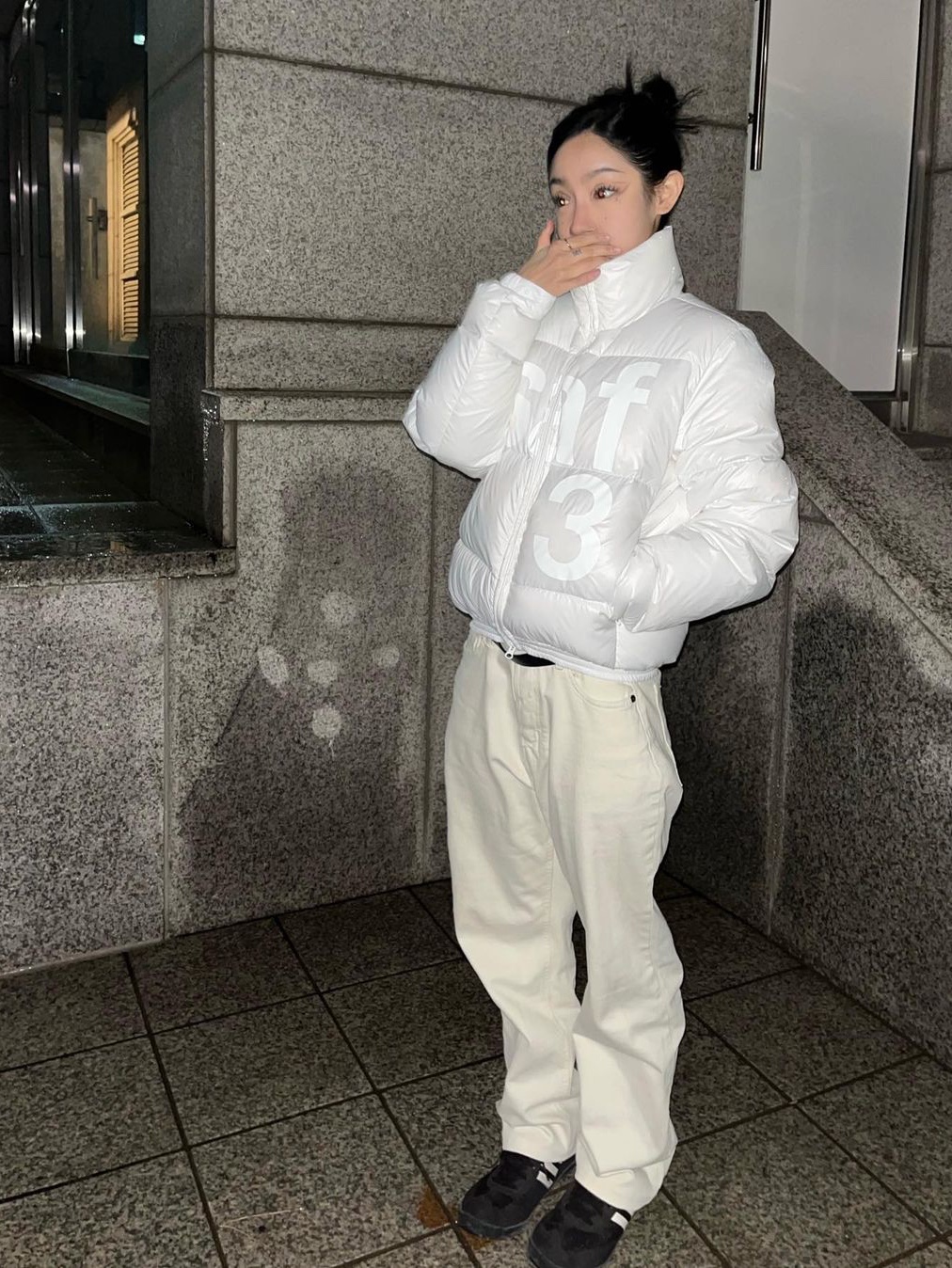[KREAM 단독] Safarispot Women 1/2 Basic Safari Down Jacket White, [KREAM 단독] Safarispot Basic Safari Down Jacket White 착용 스타일 - 1