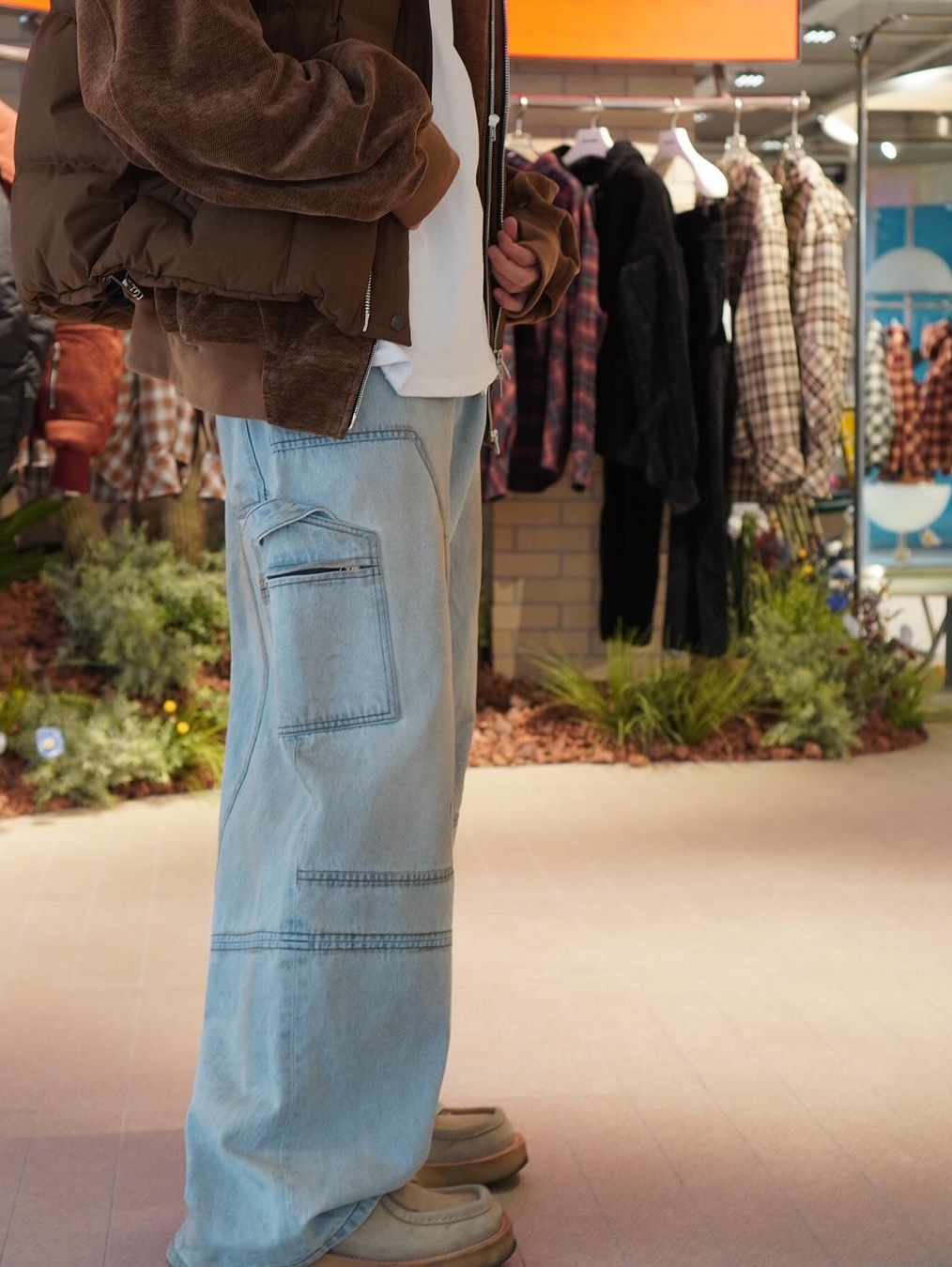 Haleine Velour Zipup Hoodie Brown, [KREAM 단독] Haleine Carpenter Cargo Dirty Washed Jean Light Blue 착용 스타일