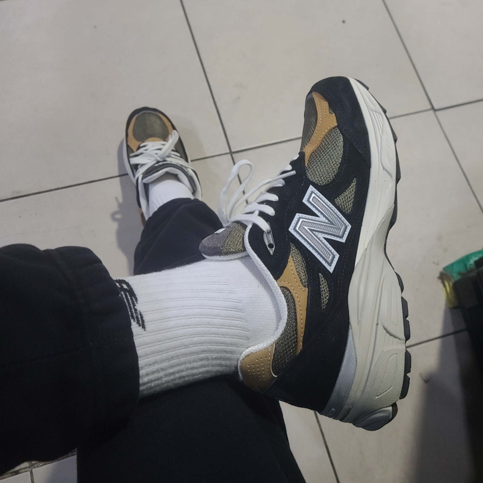 New Balance 990v3 Made in USA Black Tan 착용 스타일 - 3