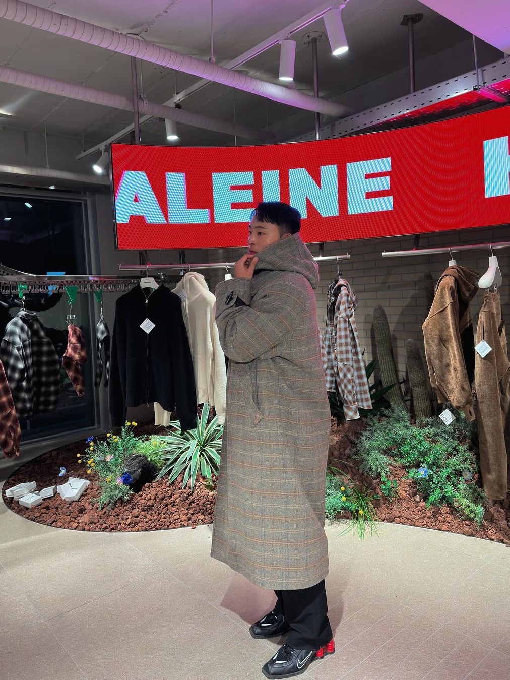 [KREAM 단독] Haleine Detachable Hood Padded Check Mac Coat Greyish Beige 착용 스타일