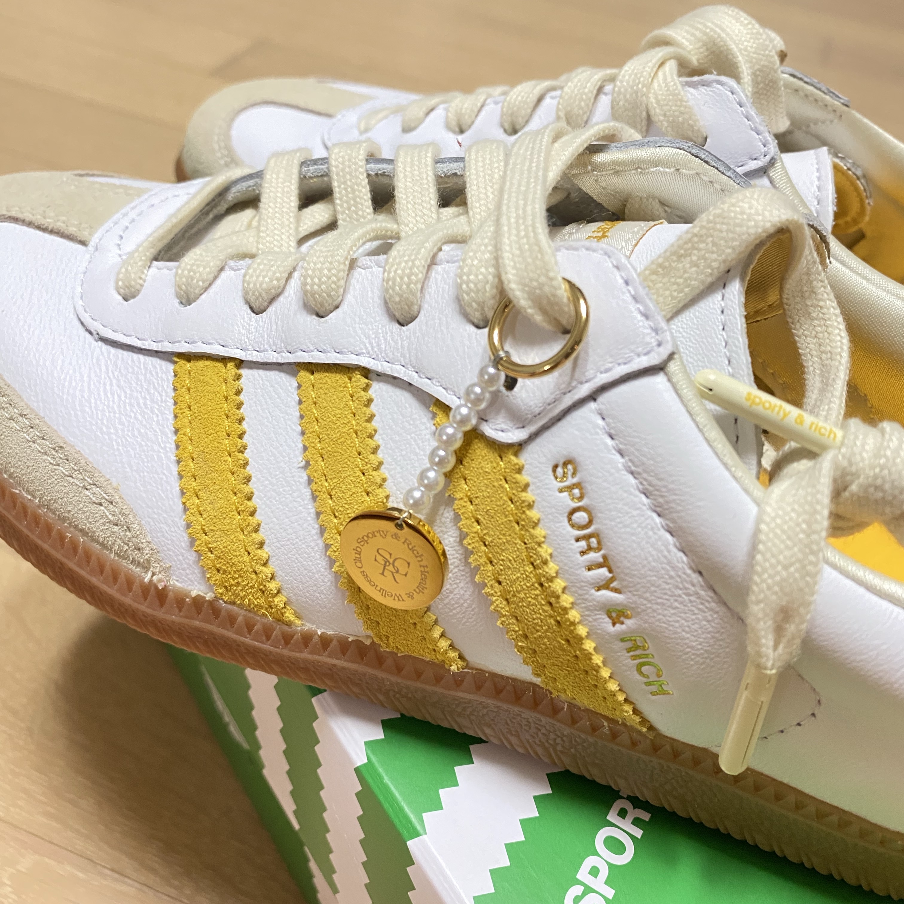 Adidas x Sporty & Rich Samba OG Cloud White Bold Gold 착용 스타일 - 2