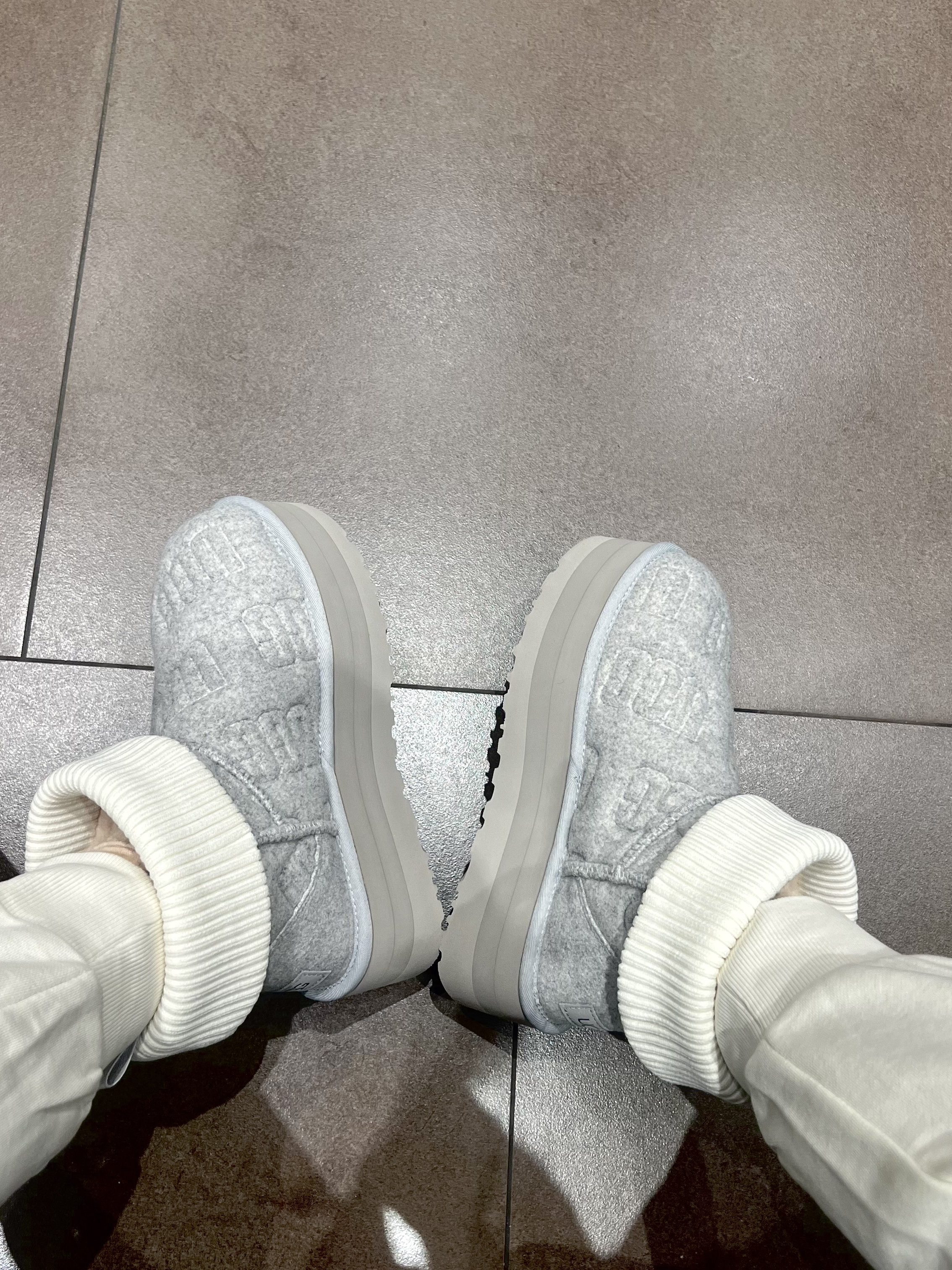 (W) UGG Classic Mini Platform Felted Grey, (W) UGG Ultra Mini UGG Fluff Chestnut 착용 스타일 - 6