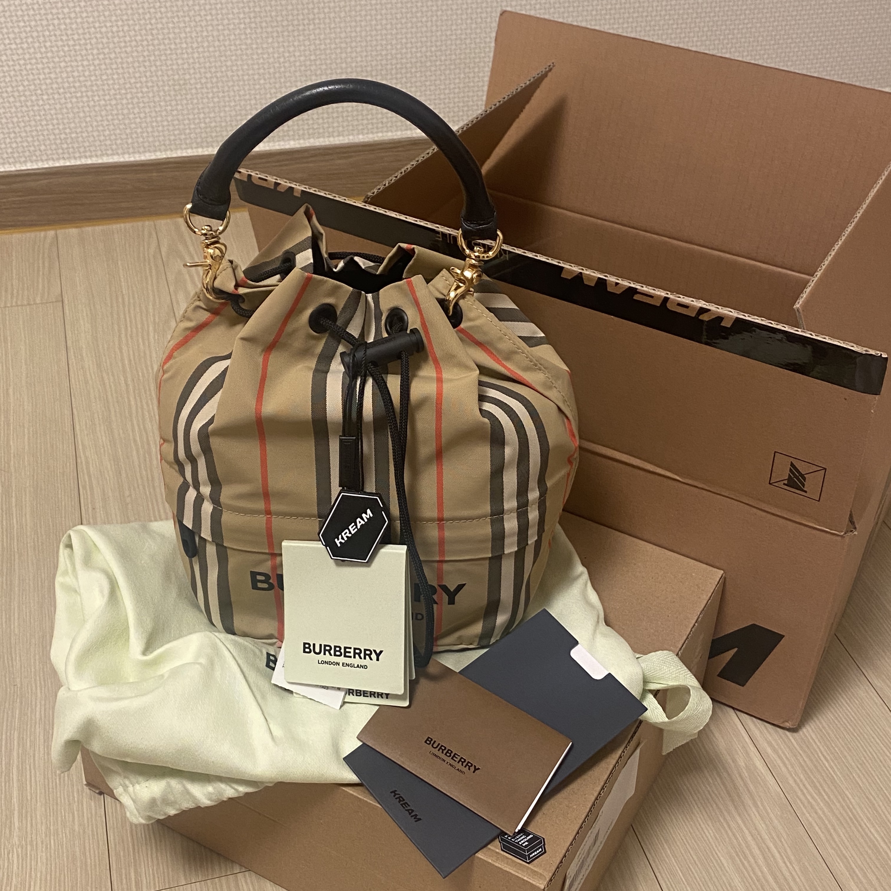 Burberry Icon Stripe Econyl Drawcord Pouch Archive Beige 착용 스타일