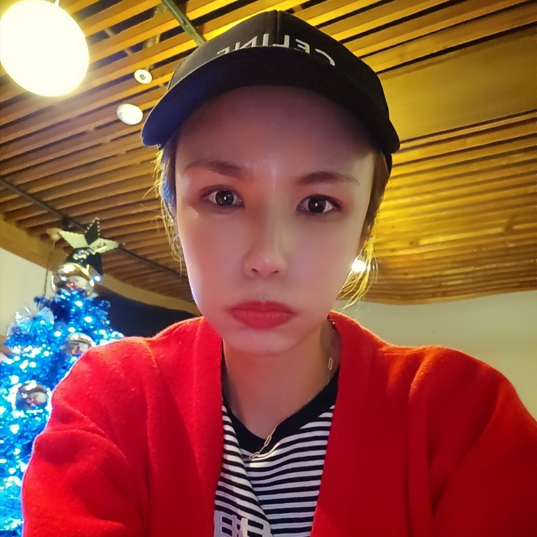 (W) Celine Baseball Cap in Cotton Black, (W) Celine 70's Anchor T-Shirt in Striped Jersey Off White Black 착용 스타일 - 1