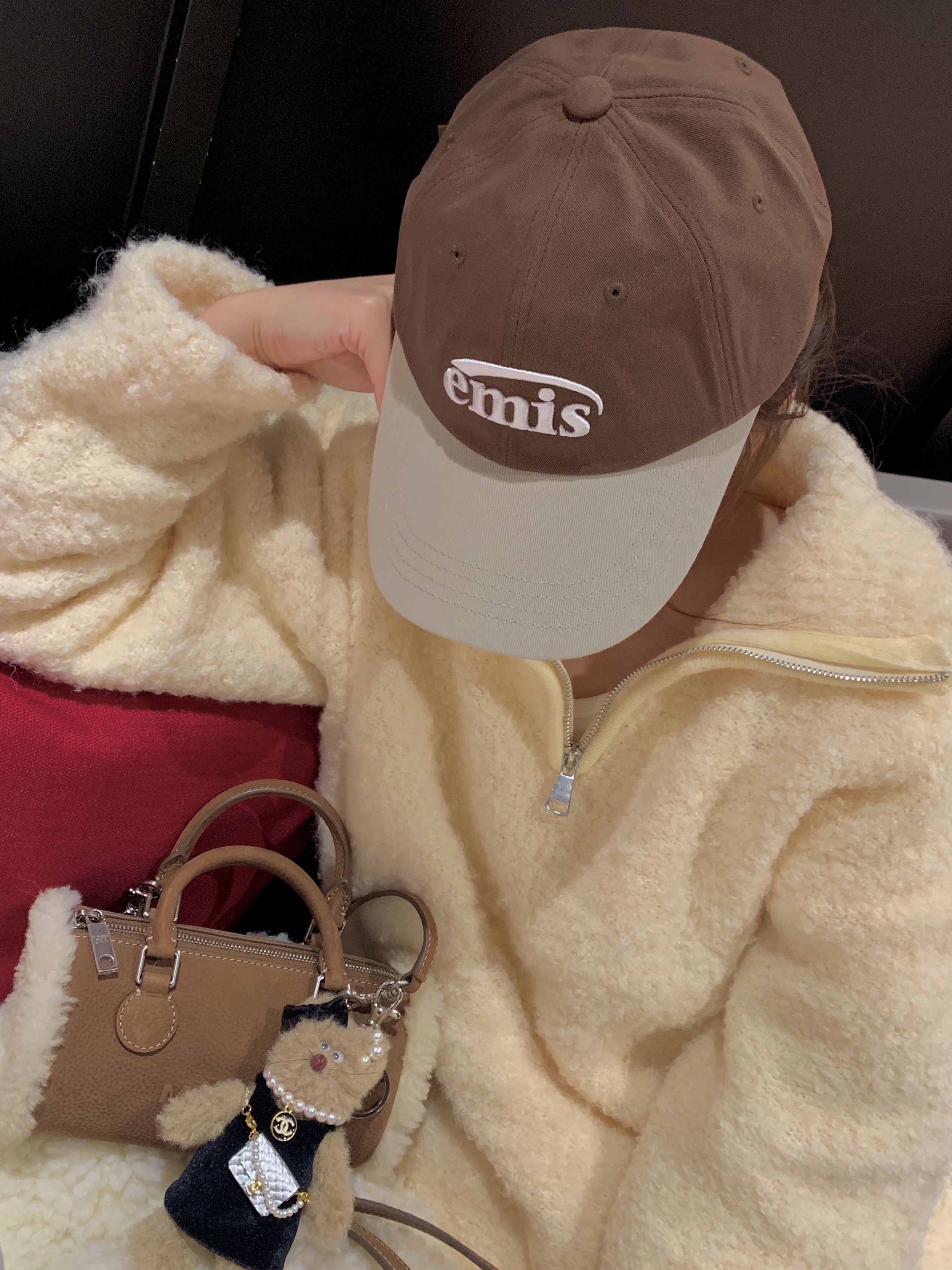 Emis New Logo Mix Ball Cap Beige Brown 착용 스타일 - 1