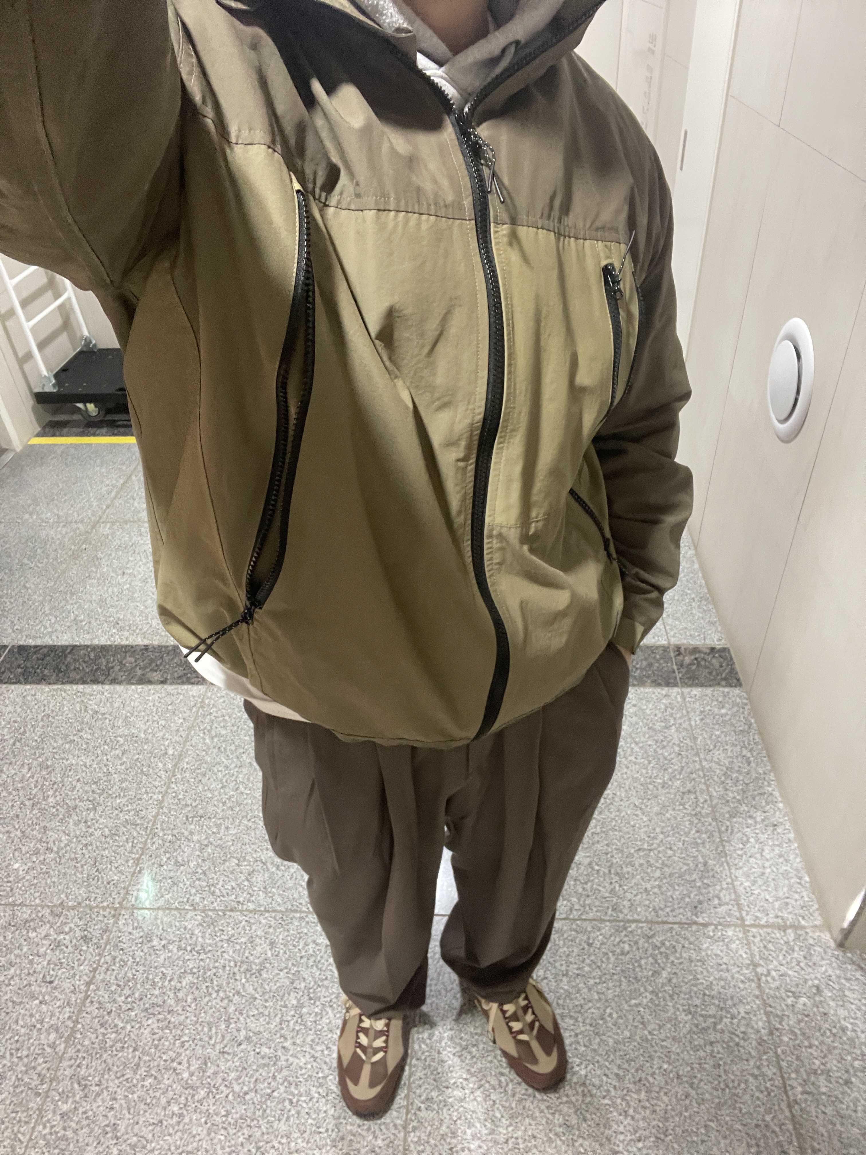 Nike x Jacquemus Air Humara LX Ale Brown and Gold 착용 스타일 - 5