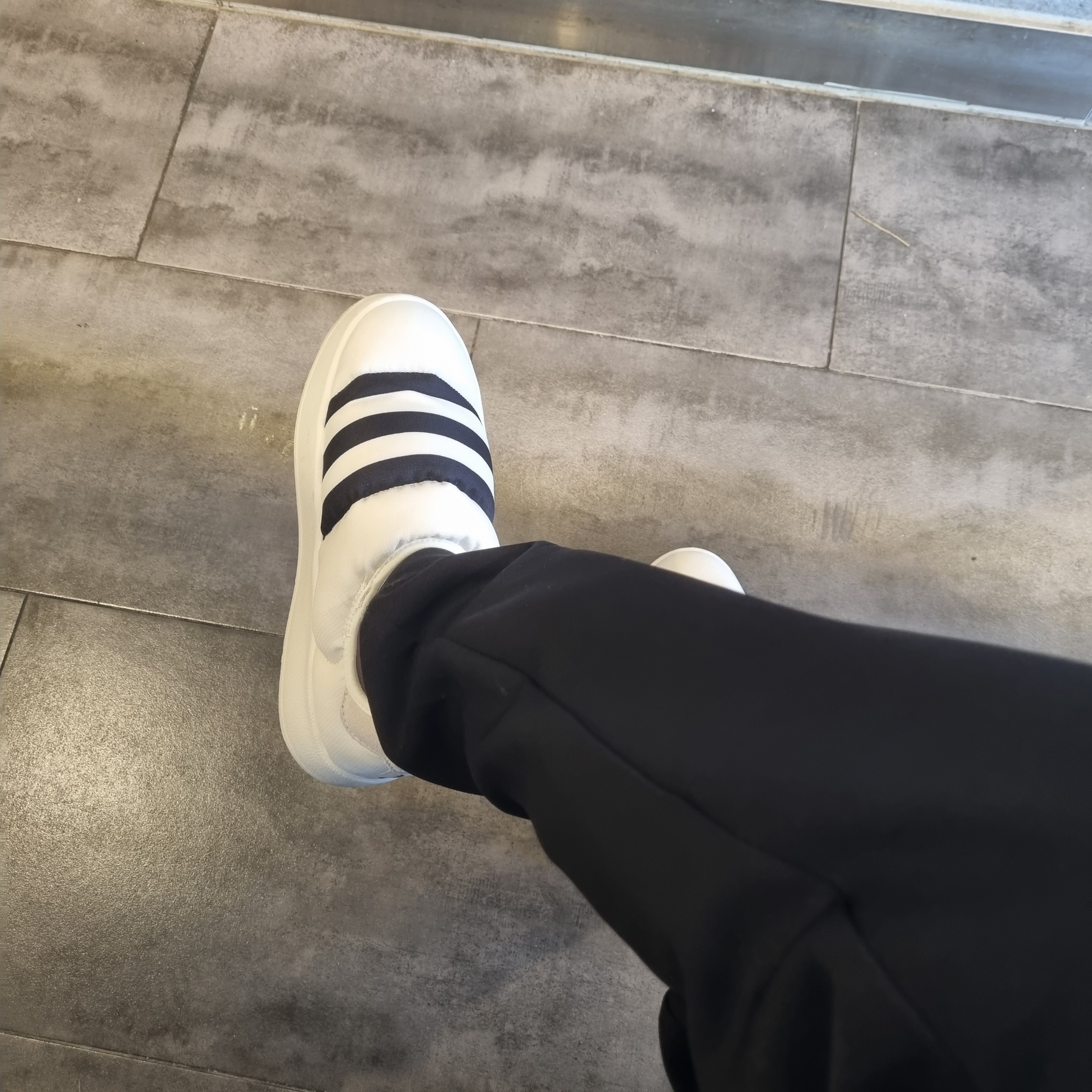 Adidas Puffylette Off White 착용 스타일