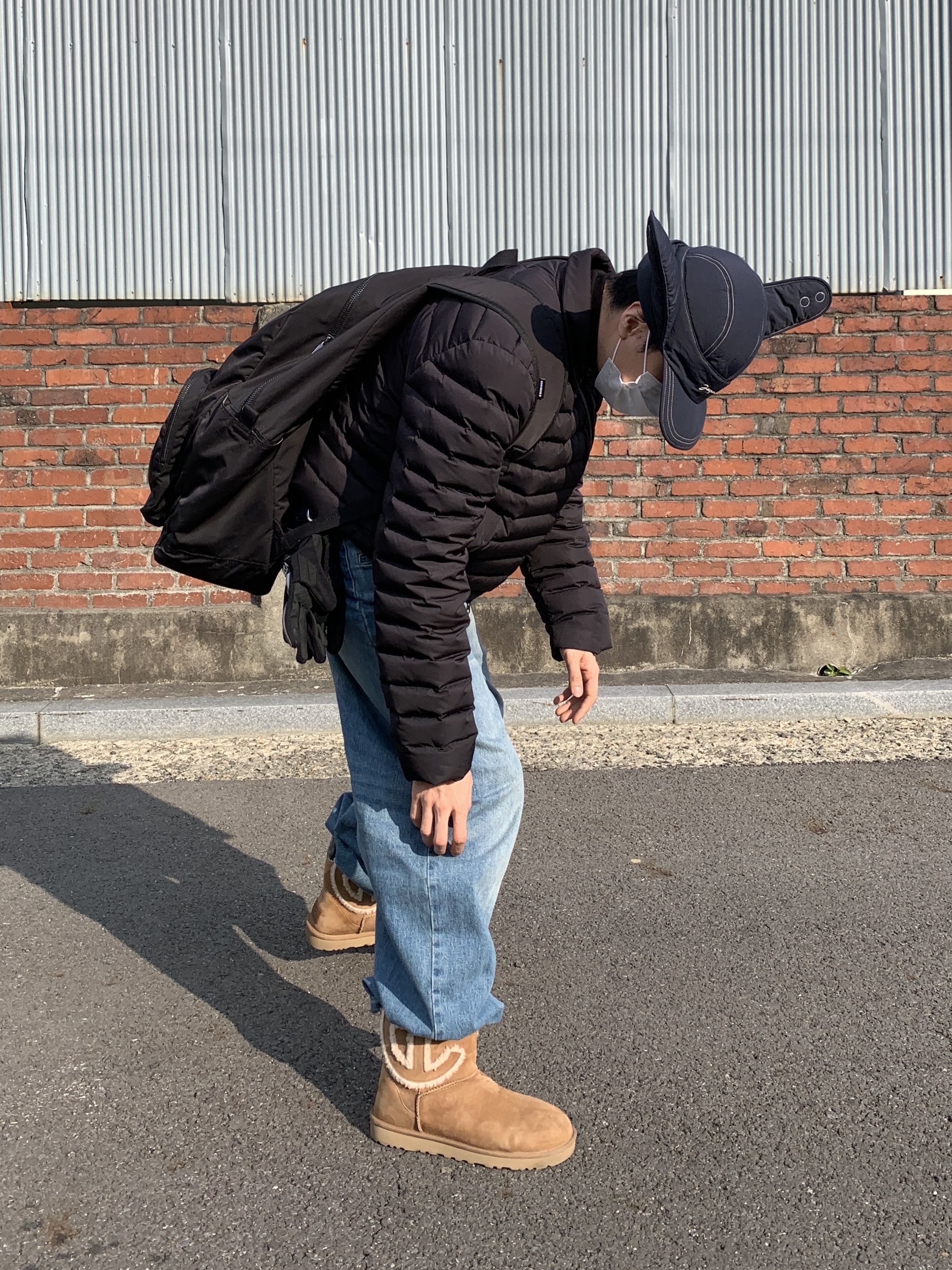 Jacquemus La Cagoule Bricciola Puffed Ear Flap Hat Navy, UGG x Telfar Logo Mini Chestnut 착용 스타일 - 2